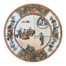 Plat chinois en porcelaine émaillée à décor traditionnel de femmes chinoises avec domestiques