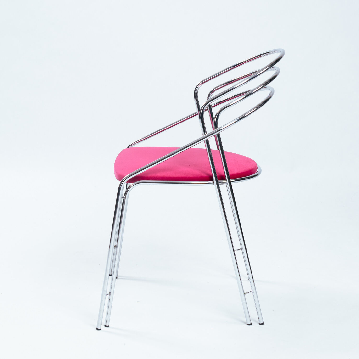 Ensemble de quatre chaises de salle à manger italiennes des années 50 en chrome et velours rose.