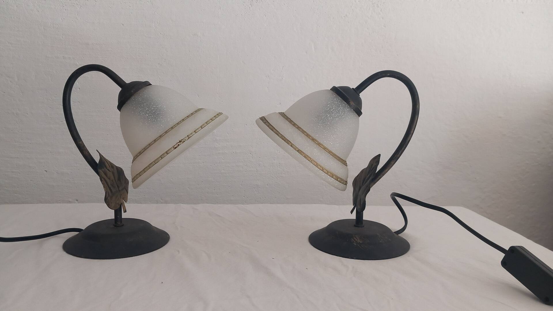 Pair of lamps in iron and satin glass – Florentine style / Art Nouveau