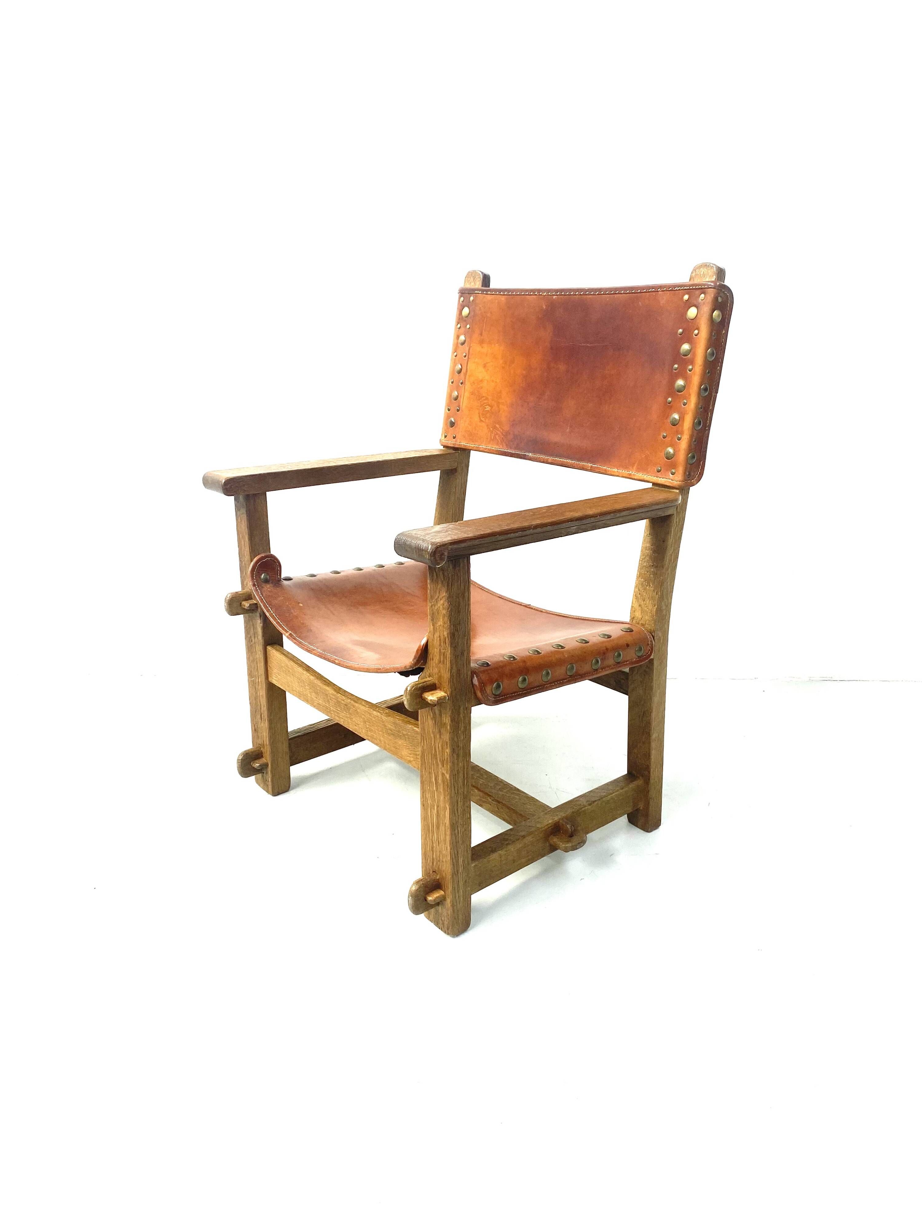 Chaise de château brutaliste ancienne faite à la main en chêne et cuir cognac, années 1920.