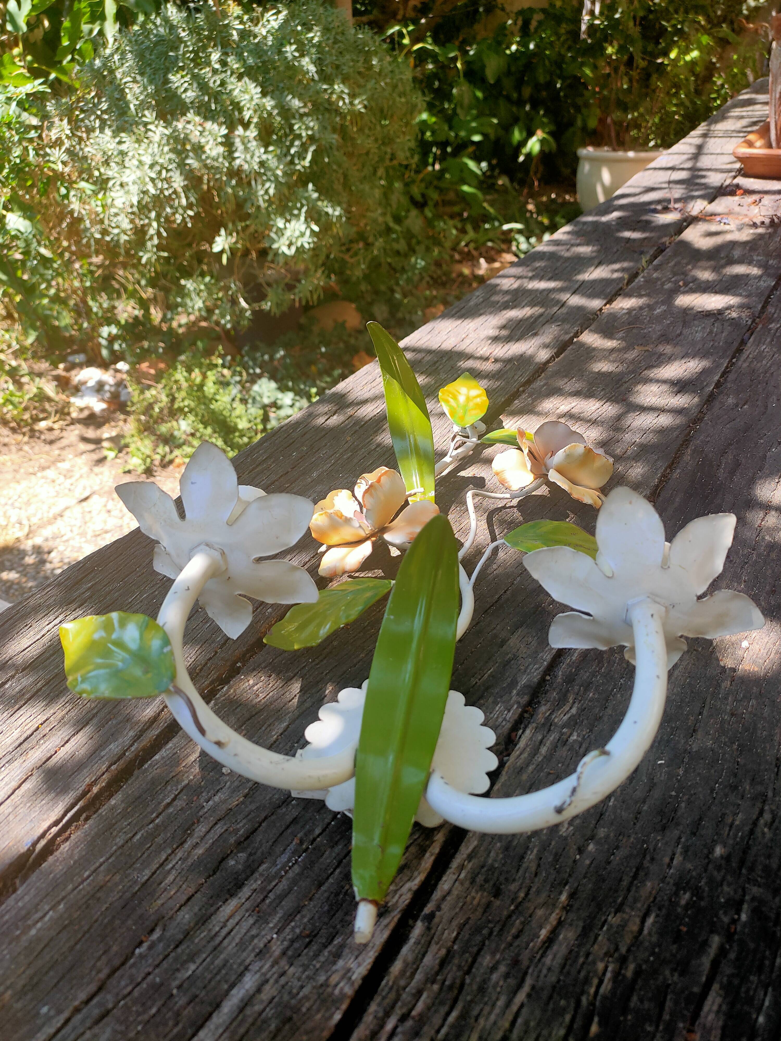 Romantic wall lamp in enamelled metal