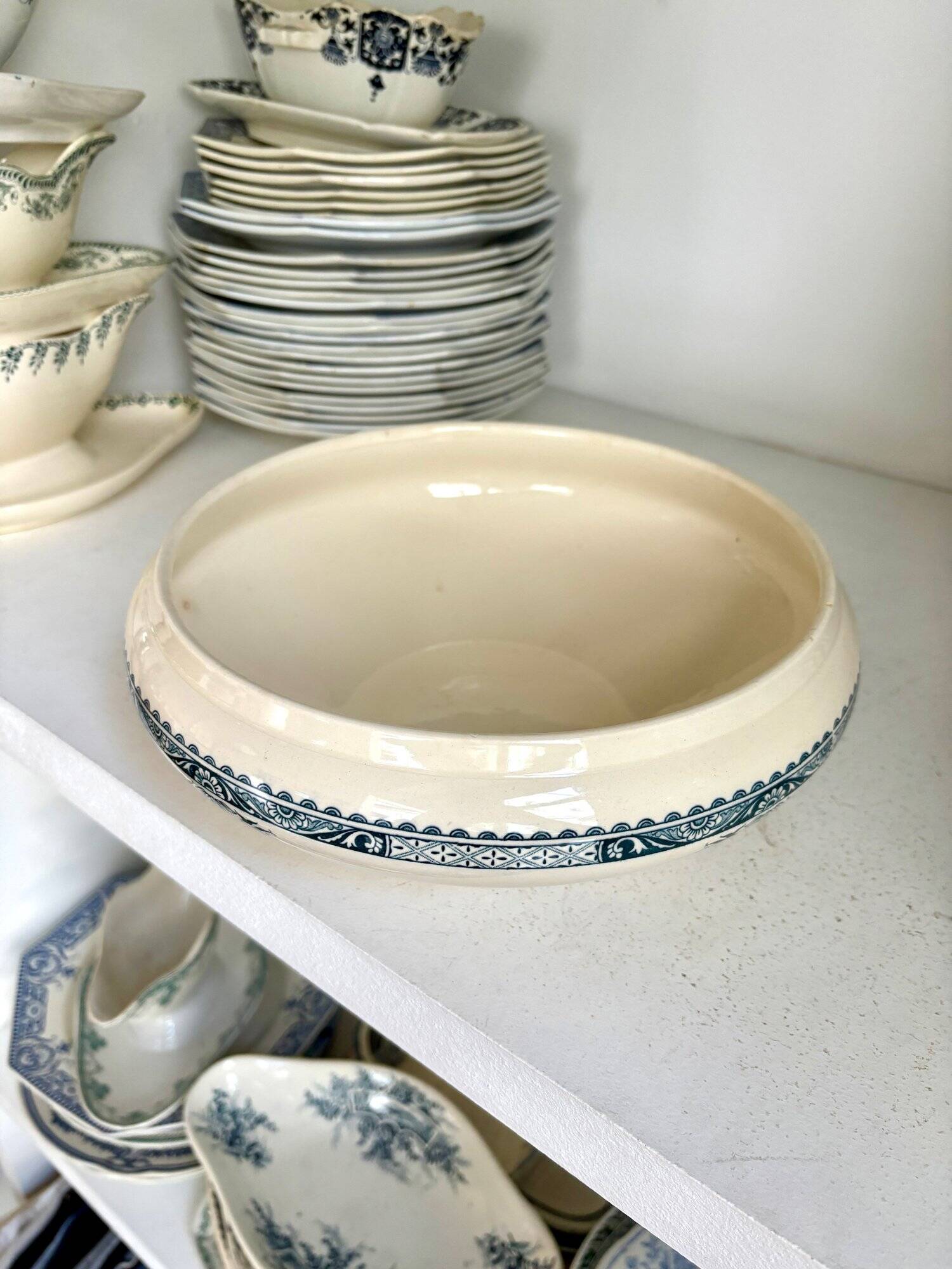 Longchamp salad bowl in iron earth, “Lily” service