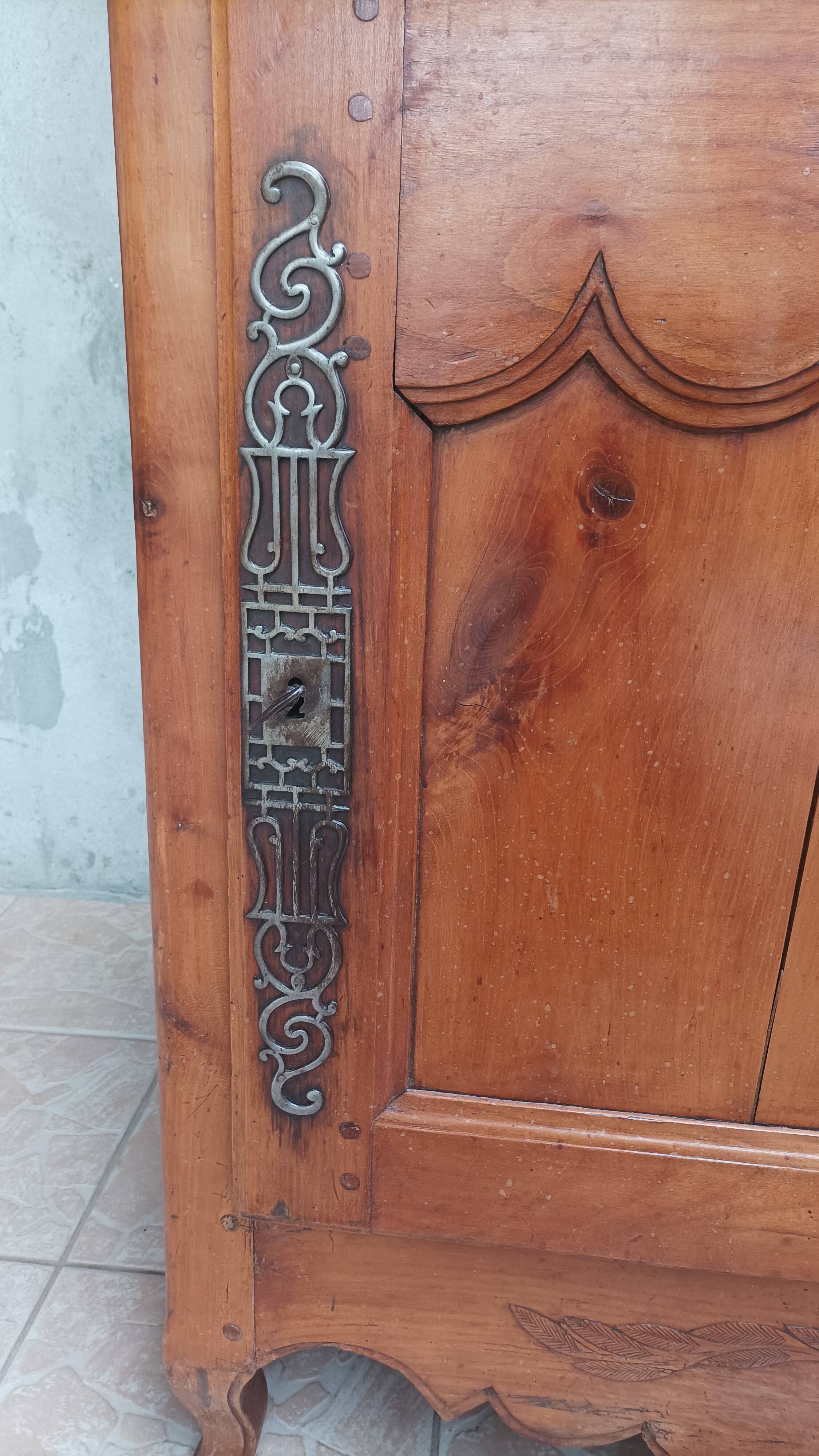 Cabinet vendéen homme debout louis xv en merisier