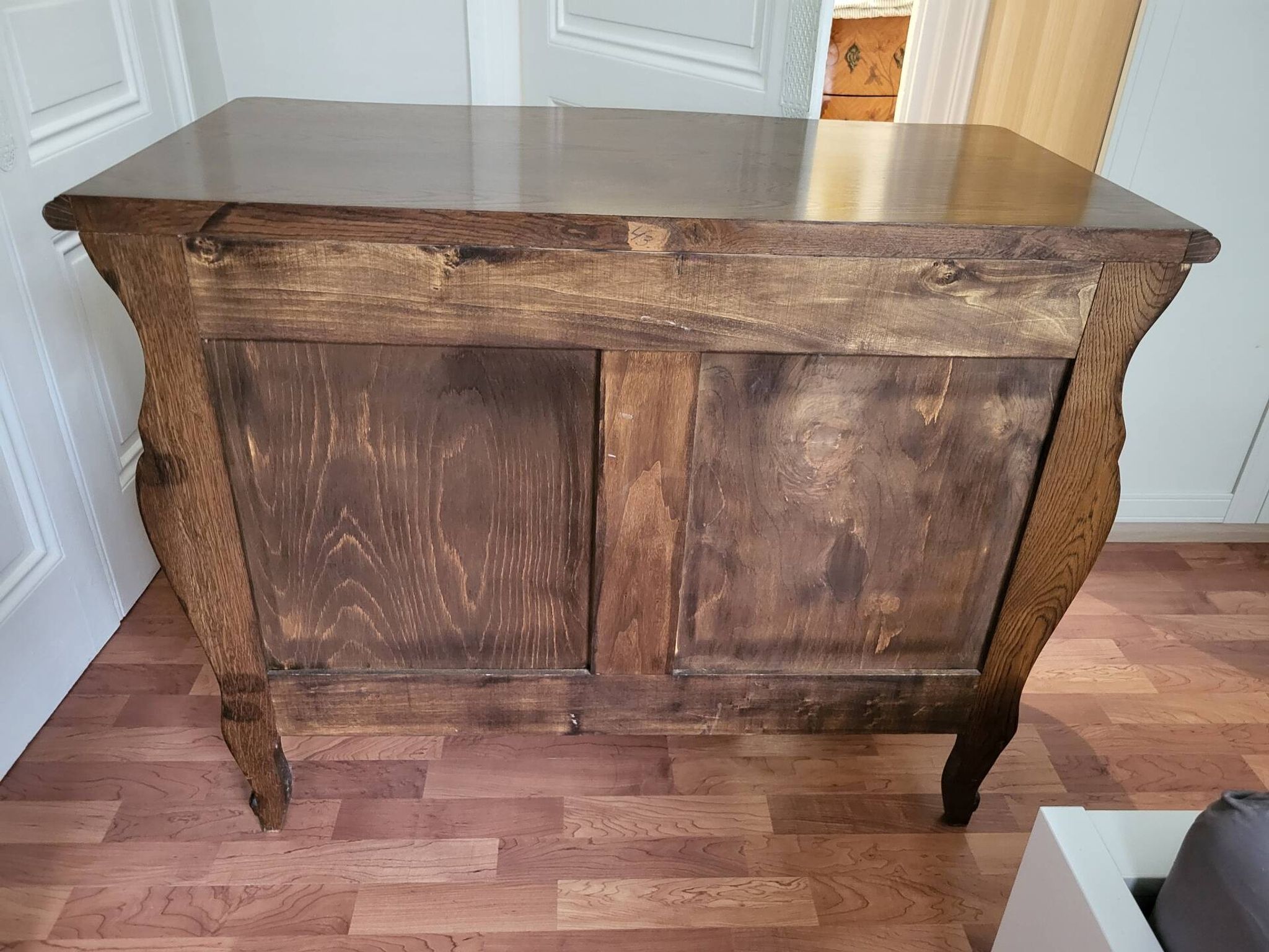 Commode galbée style Louis XV / régence en chêne massif