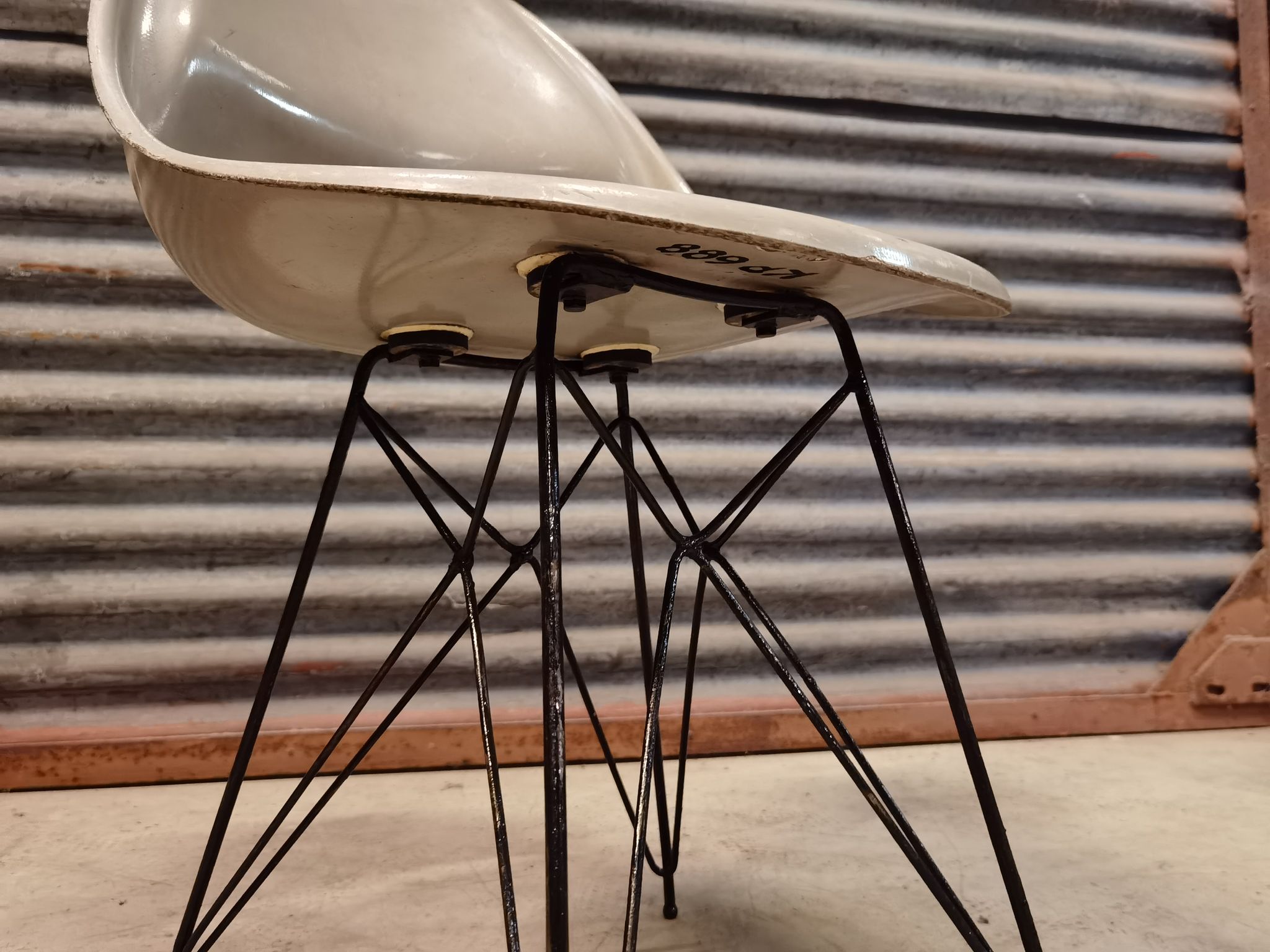 Chaise grise par Miroslav Navràtil édition Vertex 1959