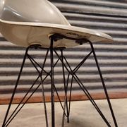 Chaise grise par Miroslav Navràtil édition Vertex 1959