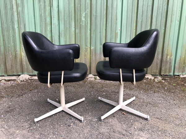 Duo de fauteuils vintage en Skaï noir à piétement métallique.