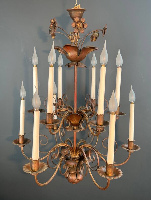 Lustre en métal doré à 2 niveaux et 12 bras de lumière dans le goût de la maison Baguès