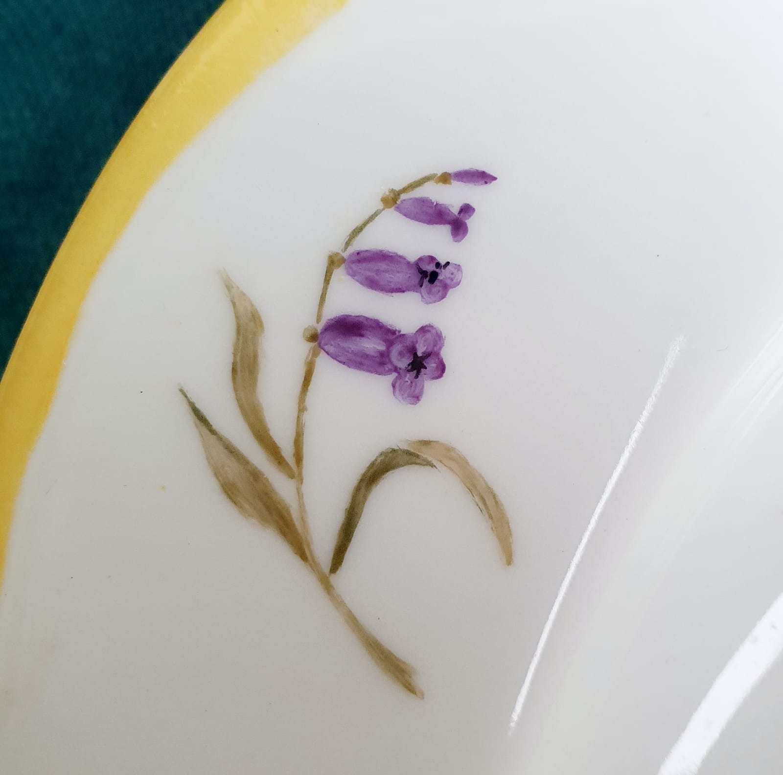 Assiette peinte à la main
