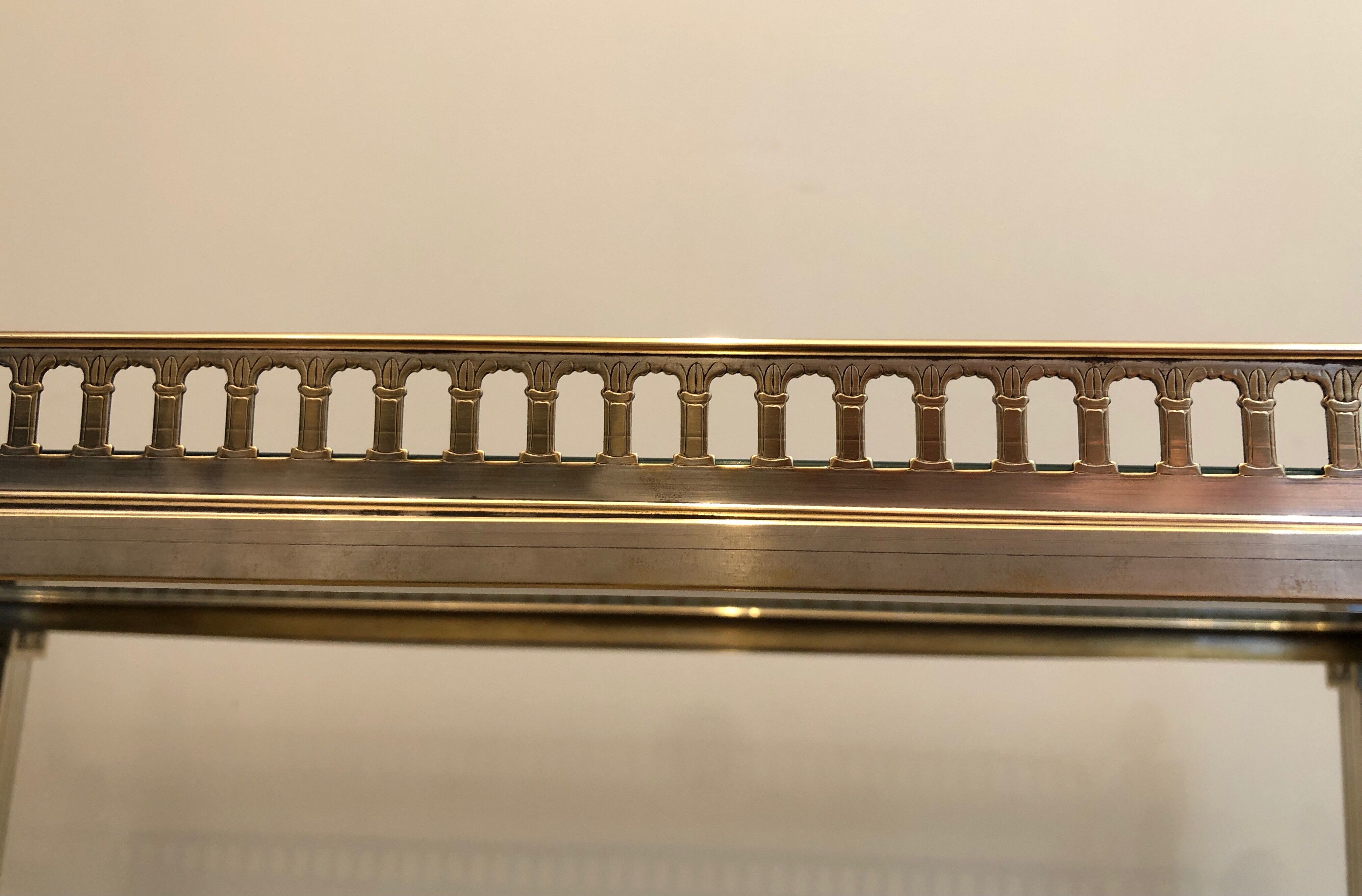 Table de style néo classique en métal argenté et doré et verre