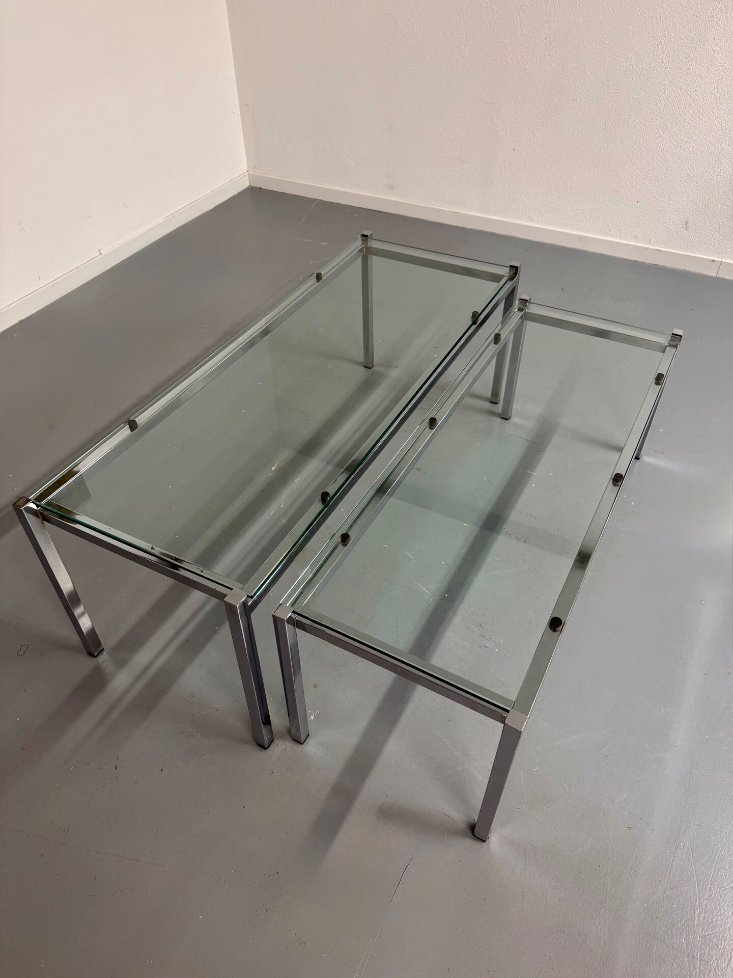 2 large nesting coffee tables in chrome and glass, 1970s design.