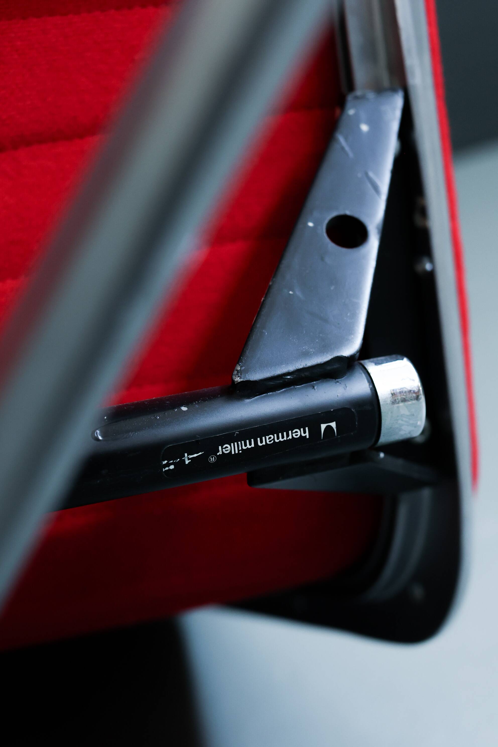 Aluminum Lounge Chair EA125 by Charles & Ray Eames for HERMAN MILLER