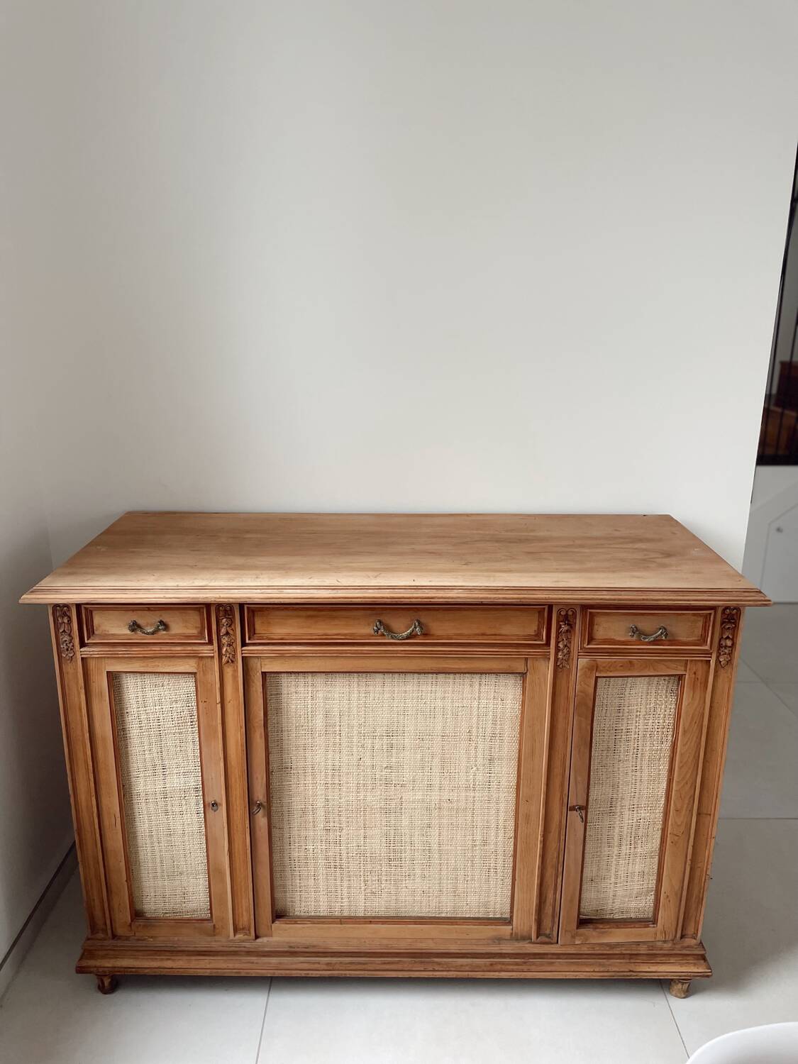 Classic vintage buffet with 3 doors in wood and raffia.