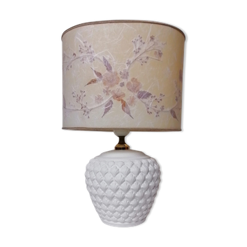 Lamp with a lampshade of dried flowers and a white ceramic base.