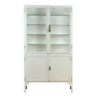 Armoire médicale, années 1930