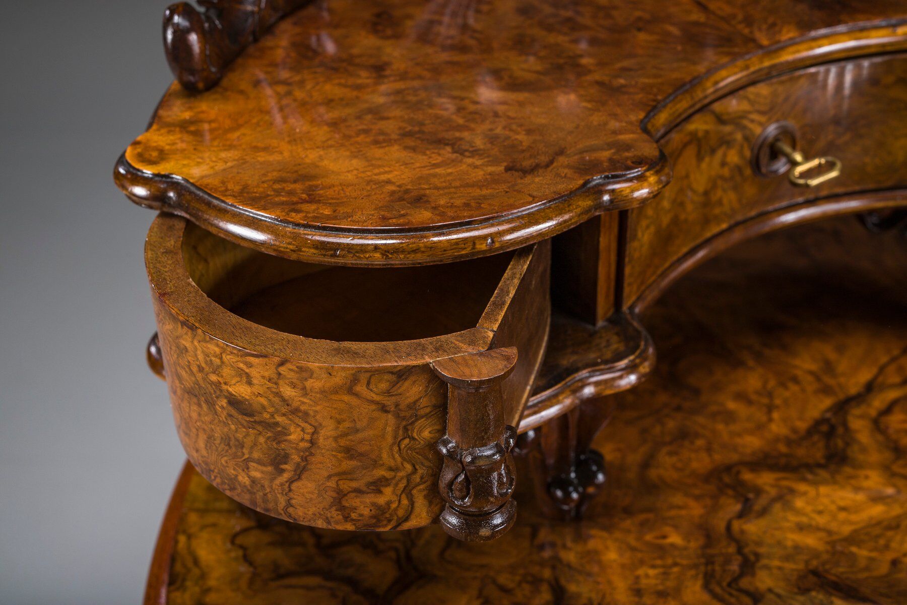 Coiffeuse en noyer Louis Philippe antique, 1860