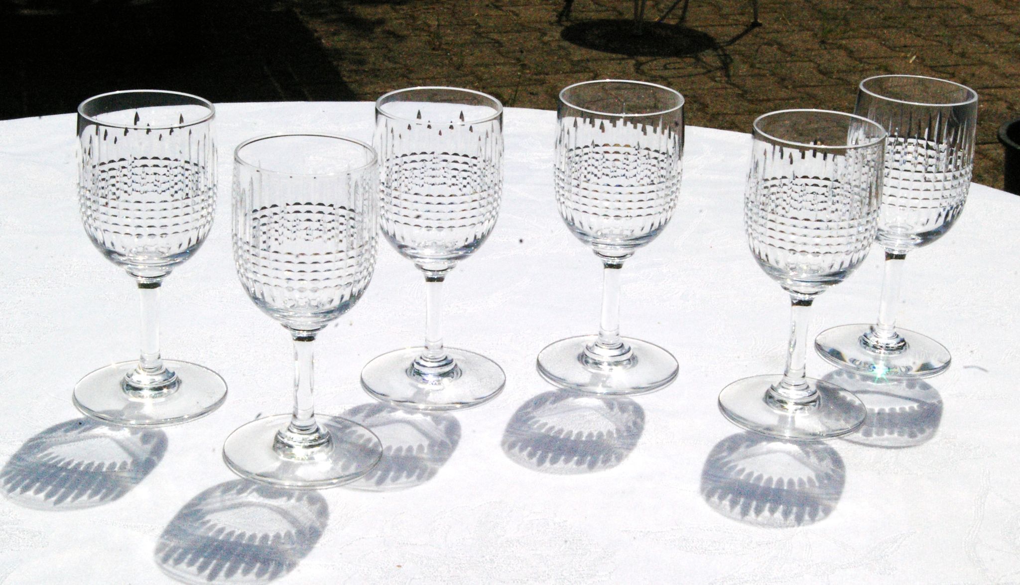 BACCARAT NANCY - 12 Glasses of white wine in cut crystal - Signed - H 12,5cm