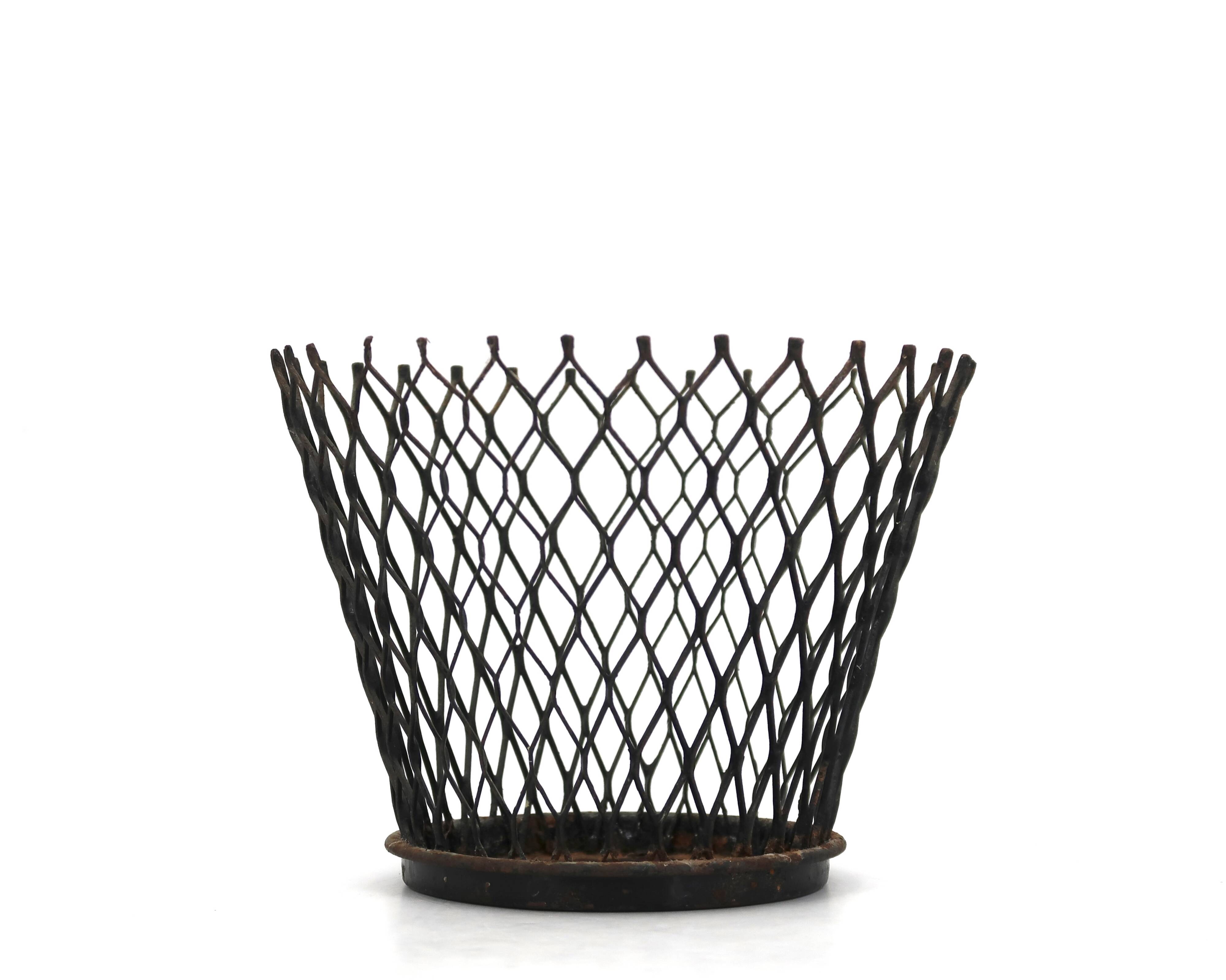 Cache pot en métal grillagé noir style Mathieu Matégot, années 50