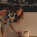 Large 24 cm ceramic flower pot with links.