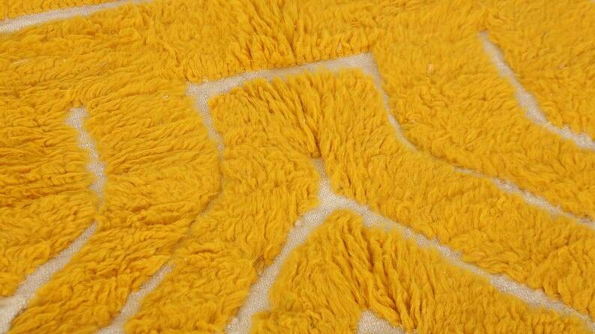 Ecru Moroccan rug with geometric patterns 250cm x 150cm