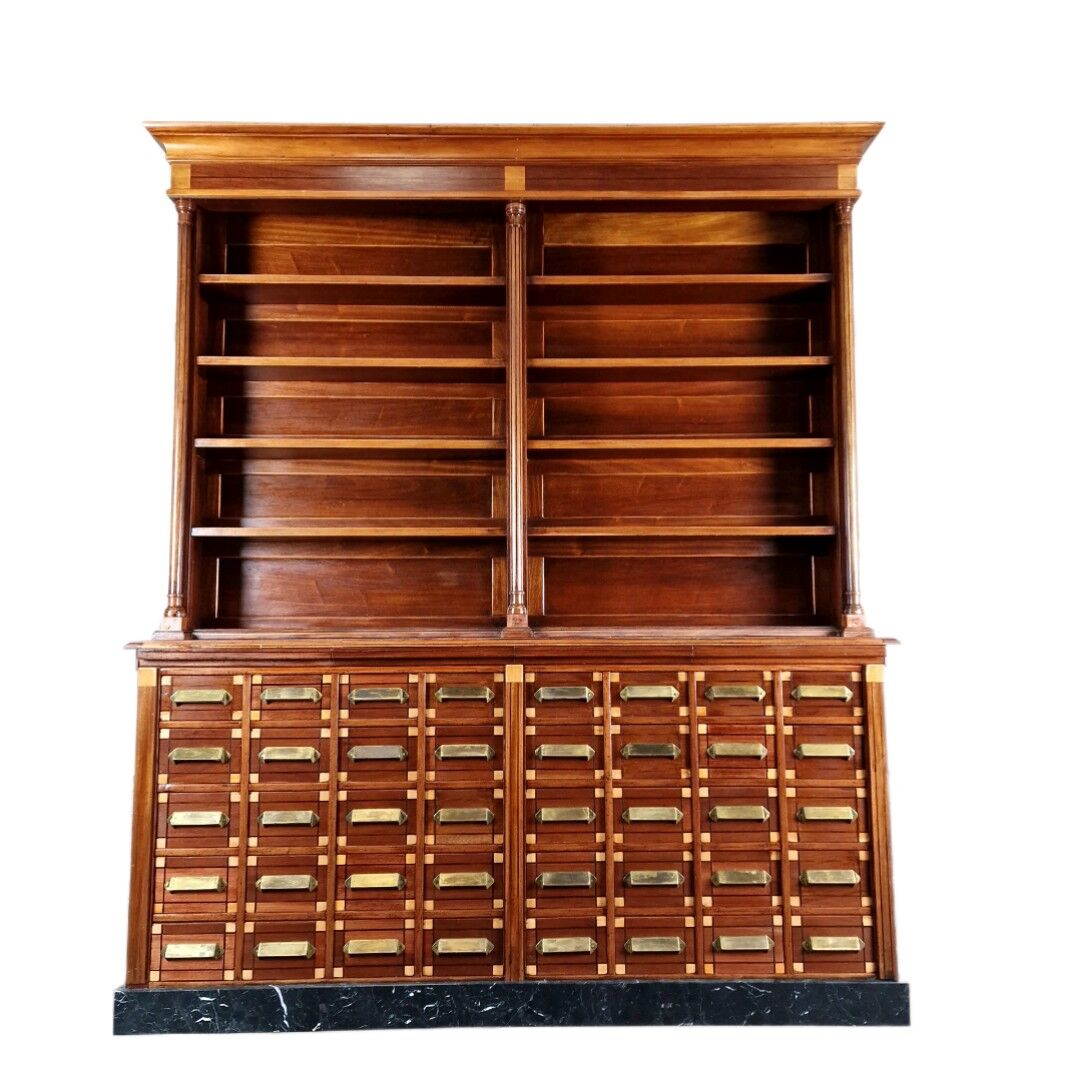 Grand cabinet d’apothicaire Art Déco en acajou et marbre, 1909