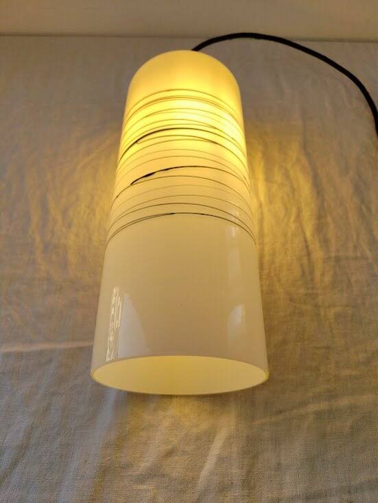 Suspension cylindrique en opaline zébré verre et teck vernis