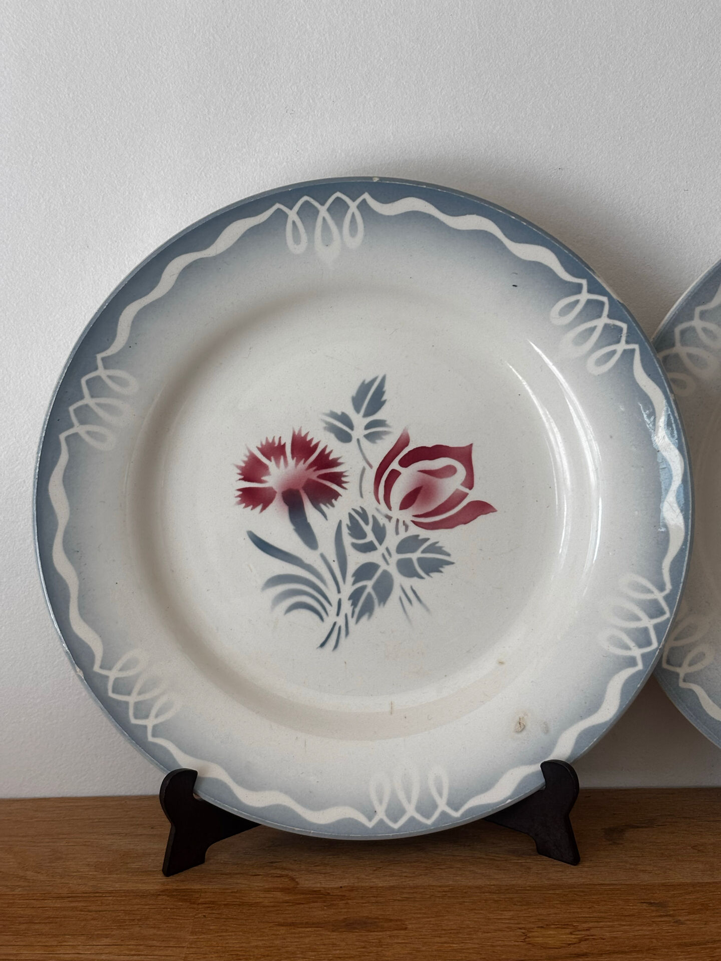 Ensemble de deux assiettes plates fleuries en faïence