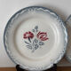 Ensemble de deux assiettes plates fleuries en faïence