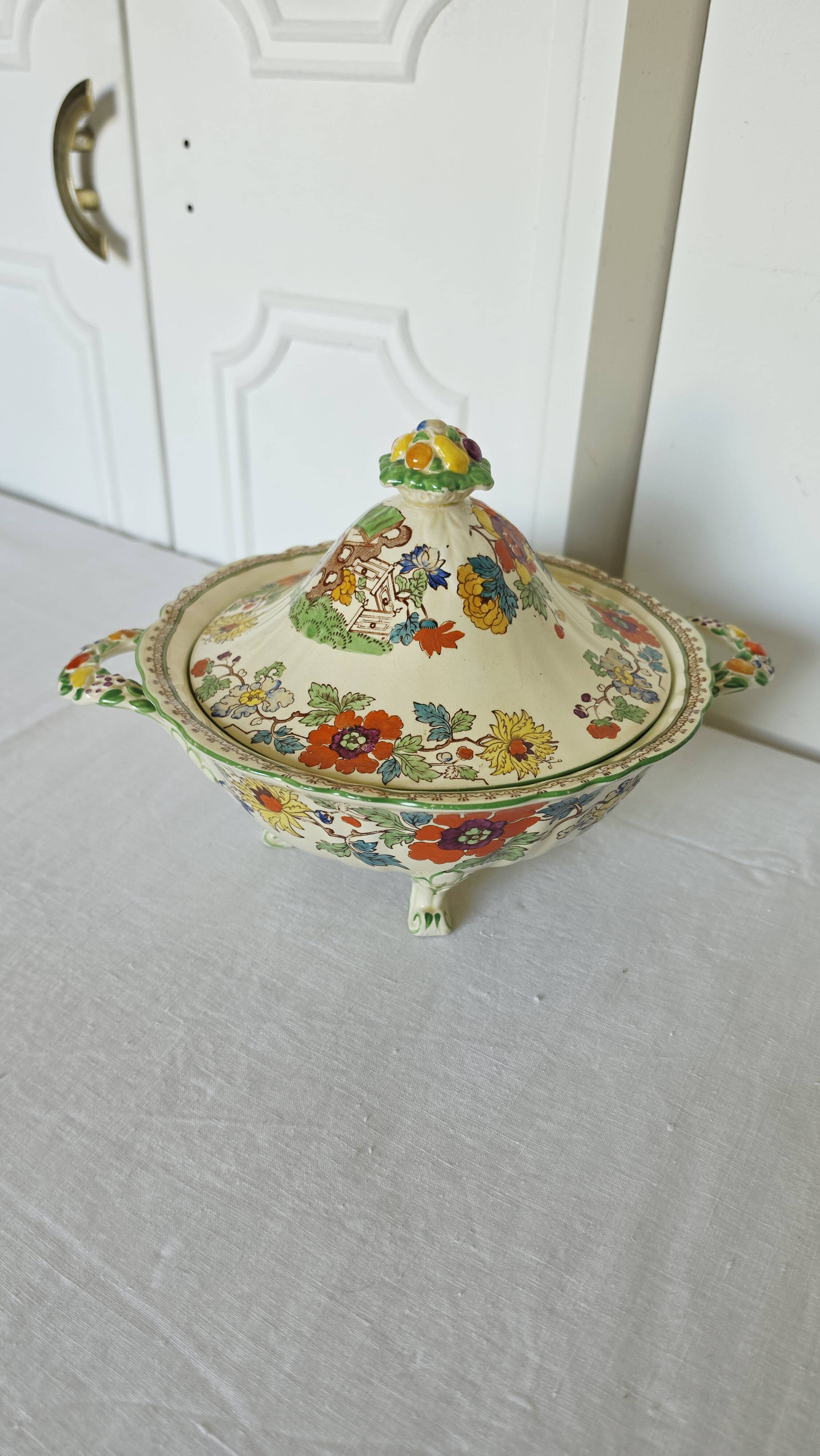 Antique soup tureen on feet from the prestigious English manufacturer Mason's,