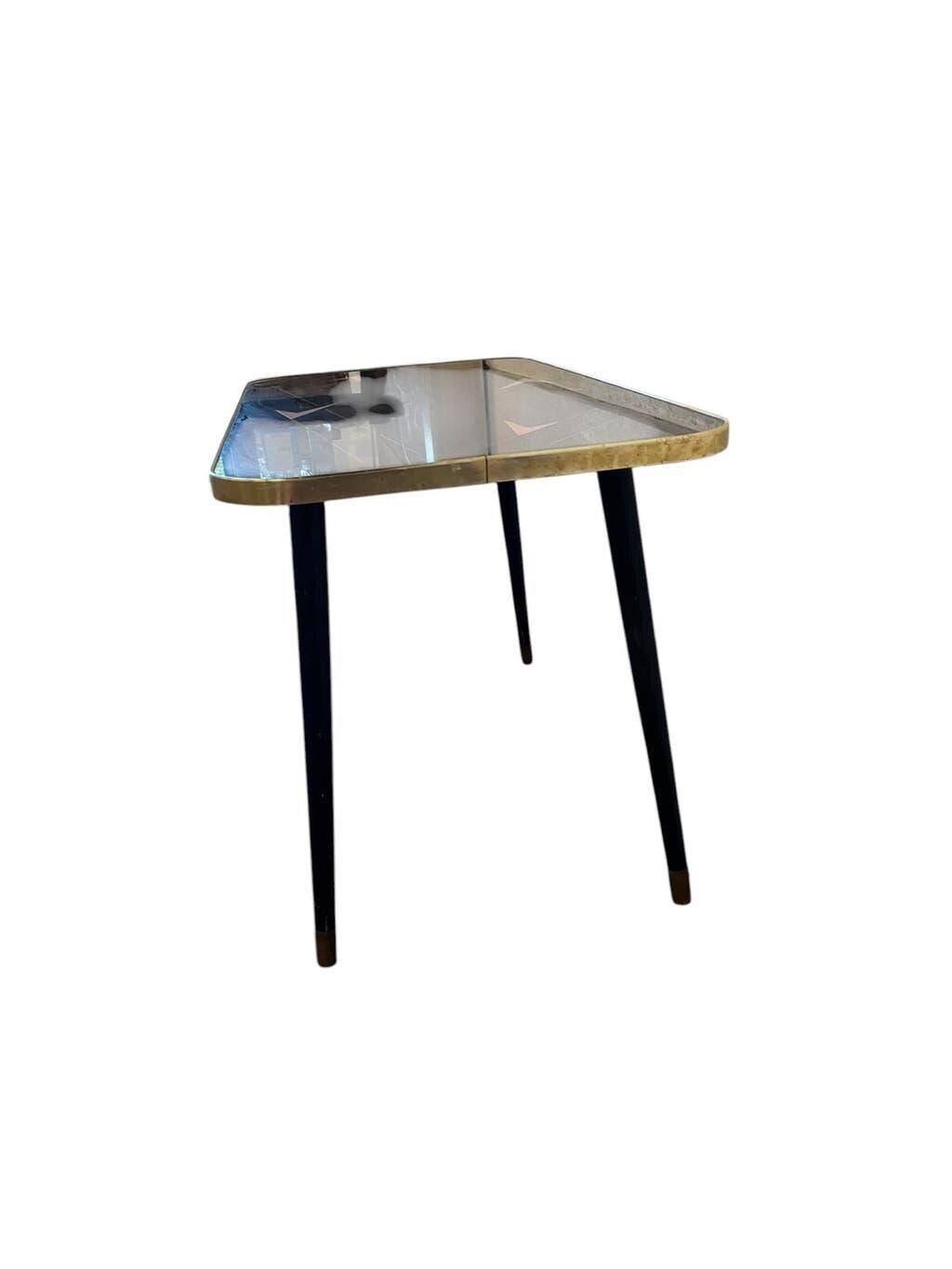Table basse vintage en formica noir avec accent rose