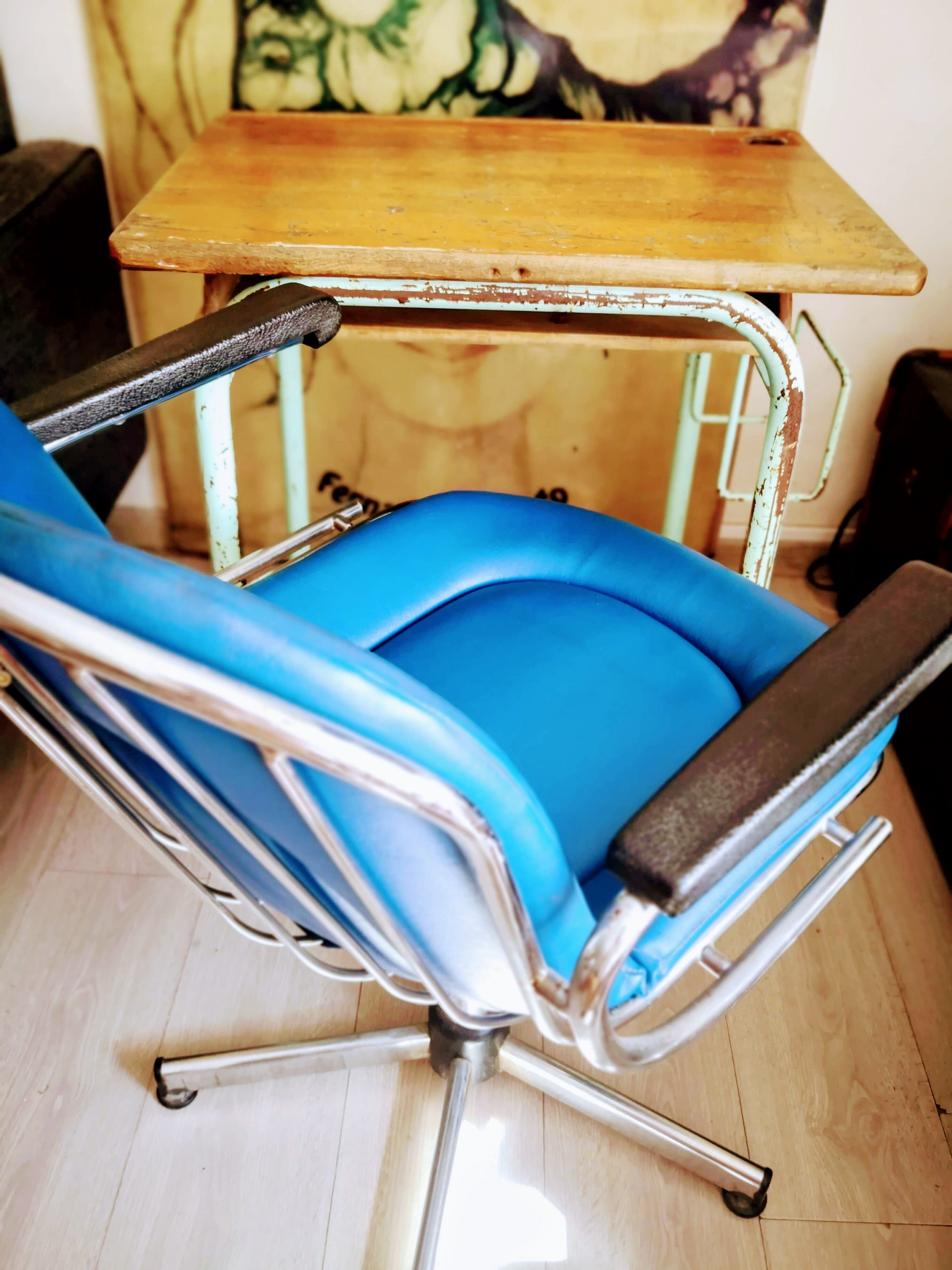 Desk with door-satchel