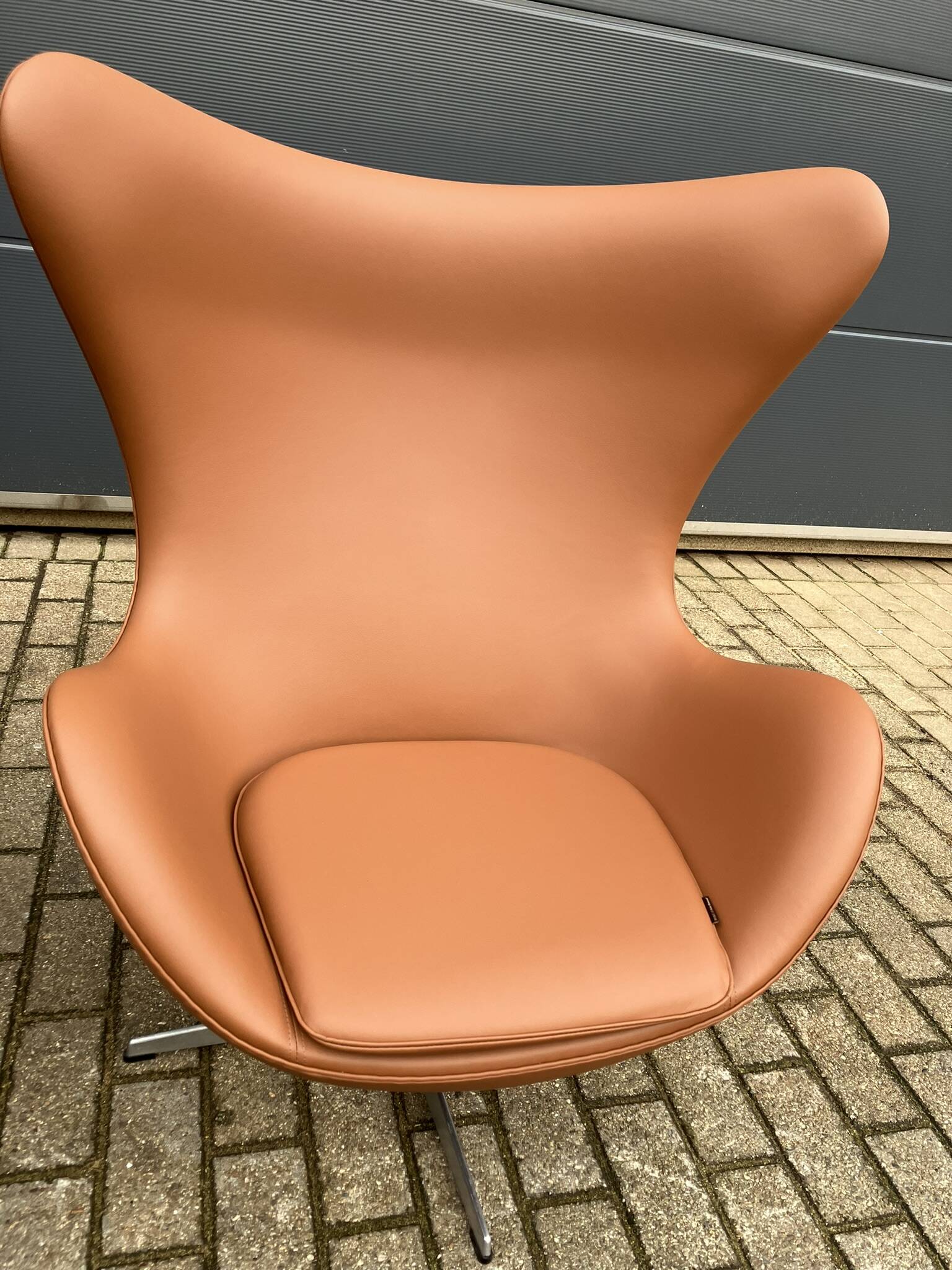 Fritz Hansen Egg chair by Arne Jacobsen in Cognac leather, NEW condition!