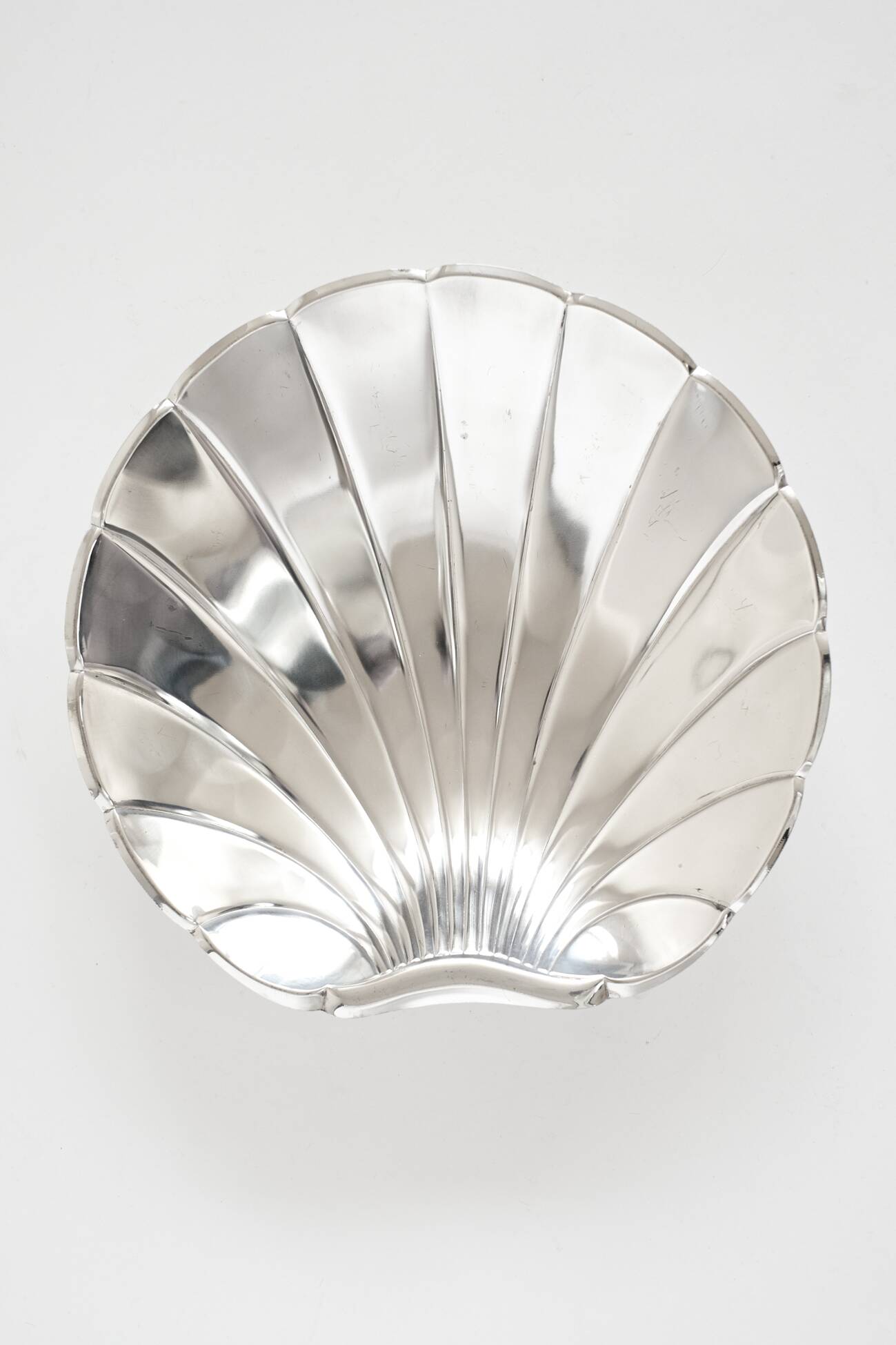 Grand plat en forme de coquillage plaqué argent