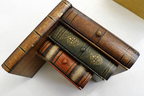 Paire de serres-livres (& boites secrètes) en trompe l'oeil Livres empilés