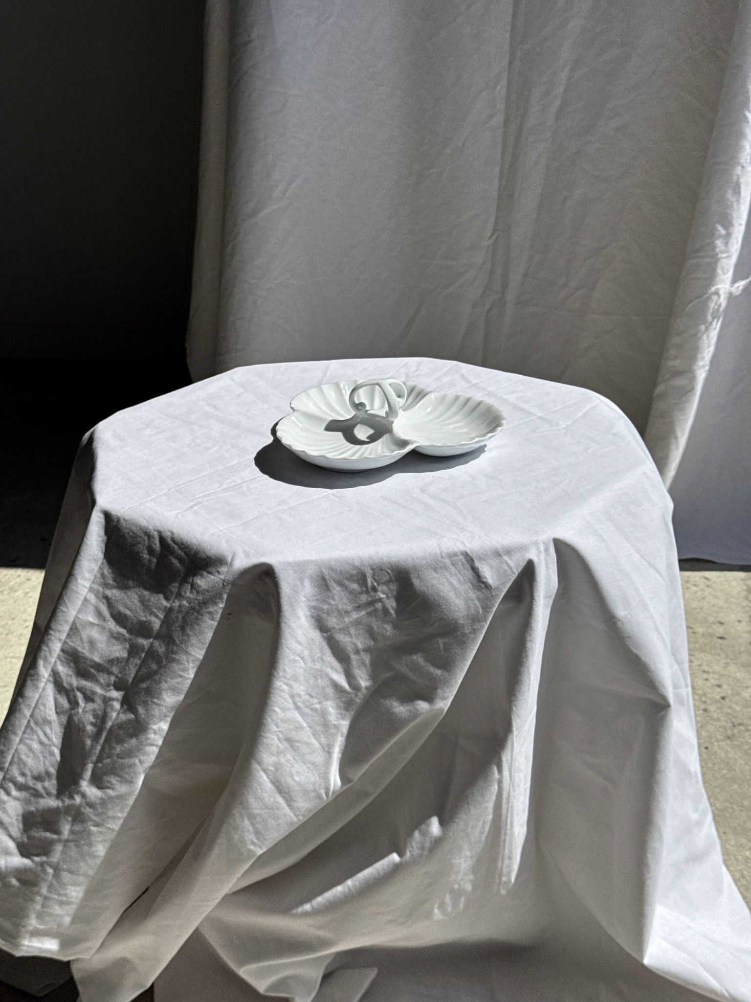 Vintage serving dish in white porcelain with shells MP Samie D26 H4