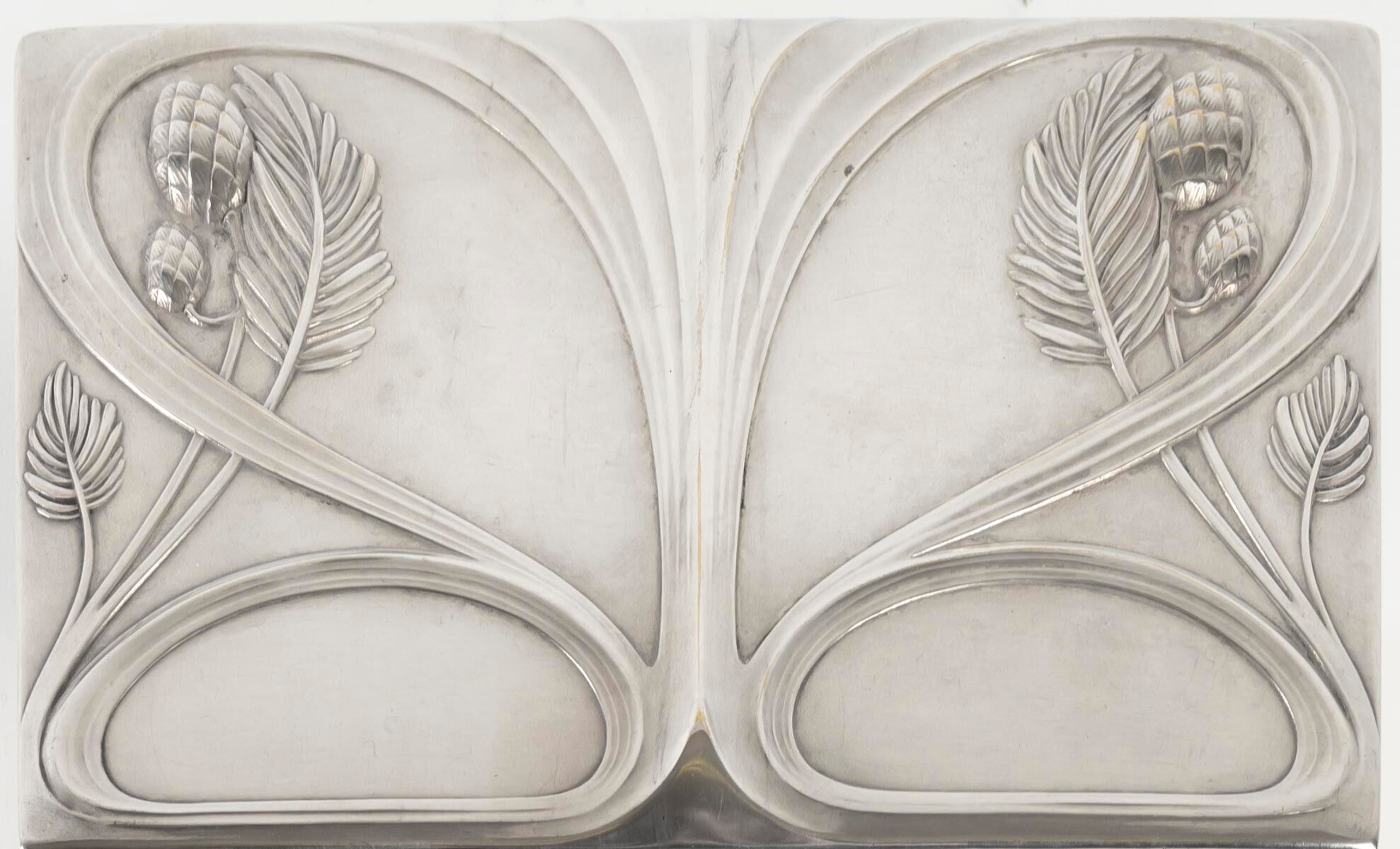 Art nouveau style box in silver metal, interior in satin, 1910