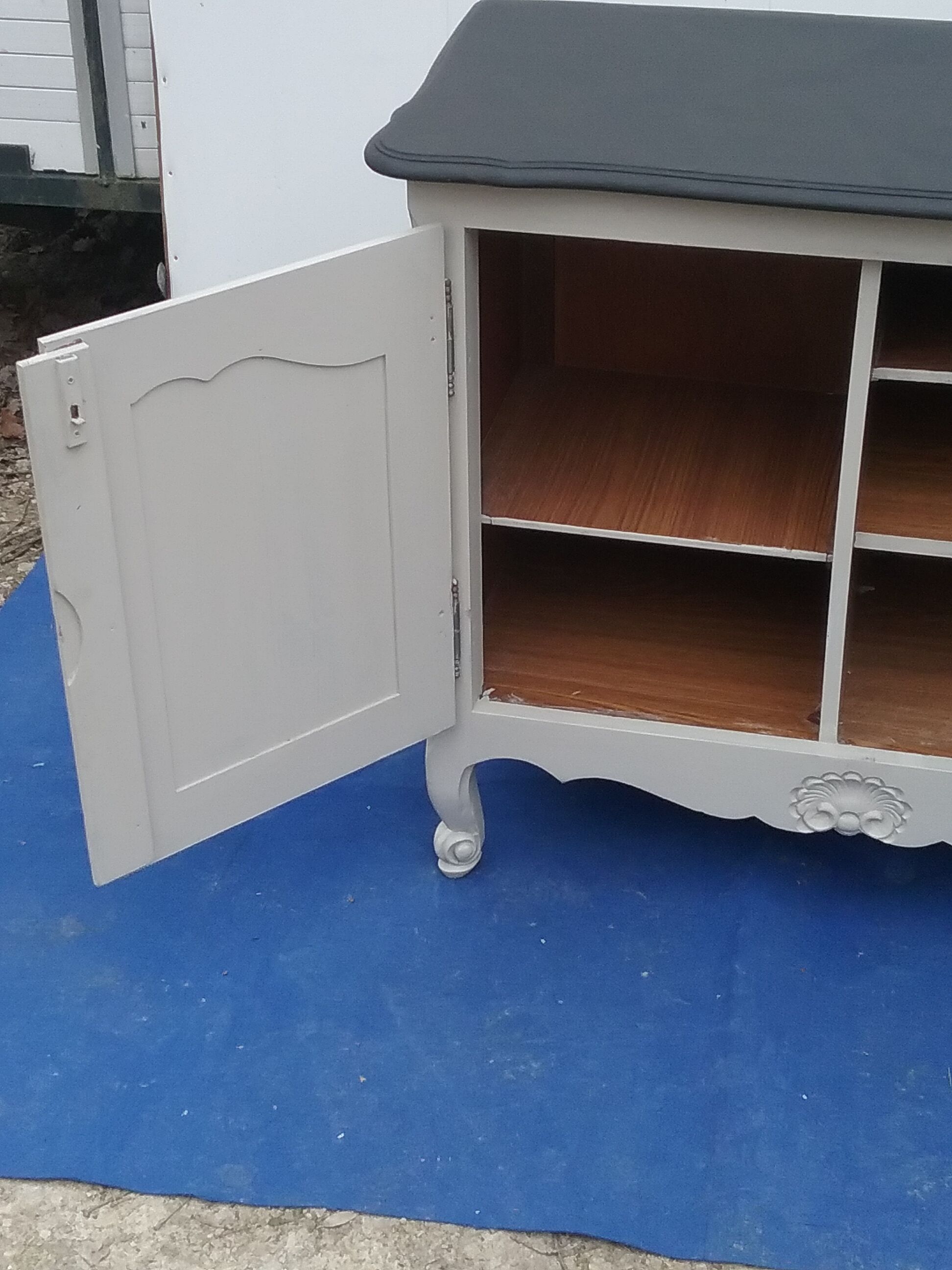 Sideboard style Louis XV light gray