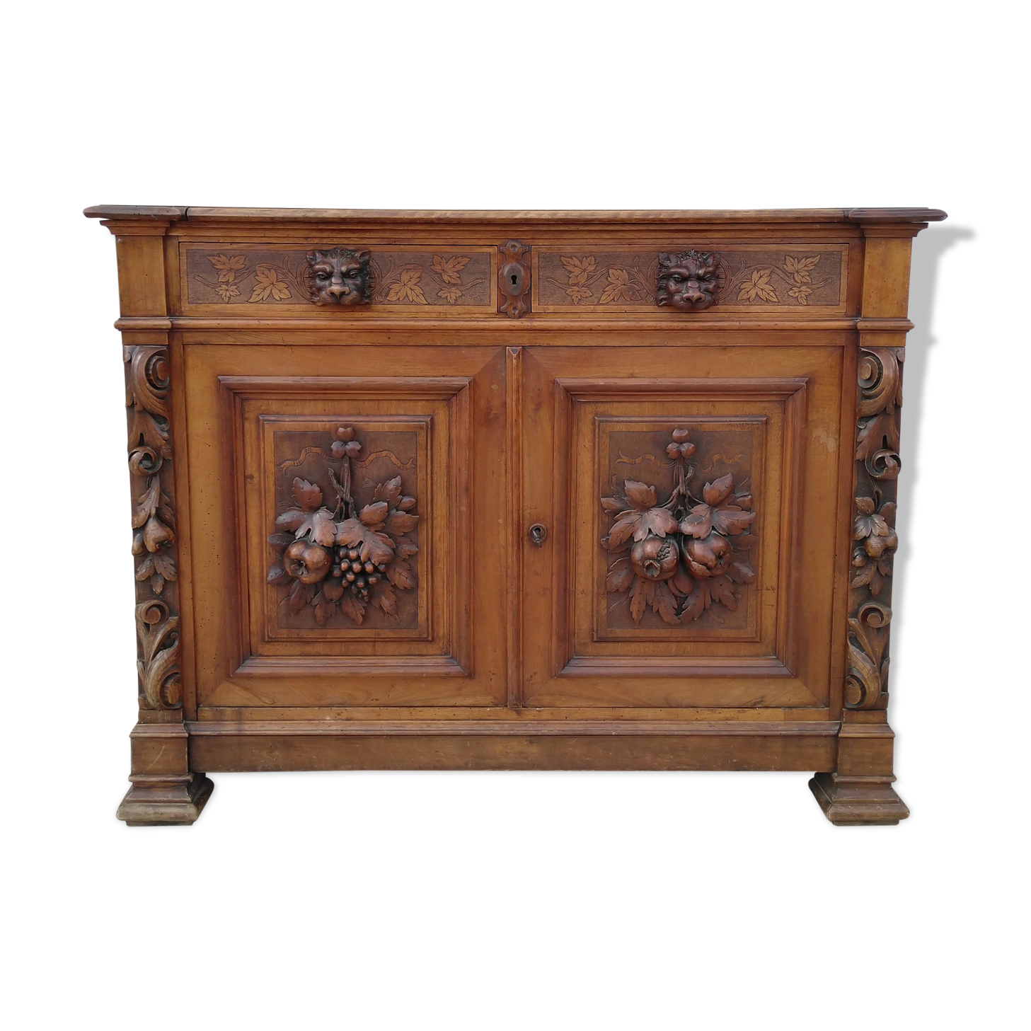 Low Renaissance style buffet in 19th century walnut