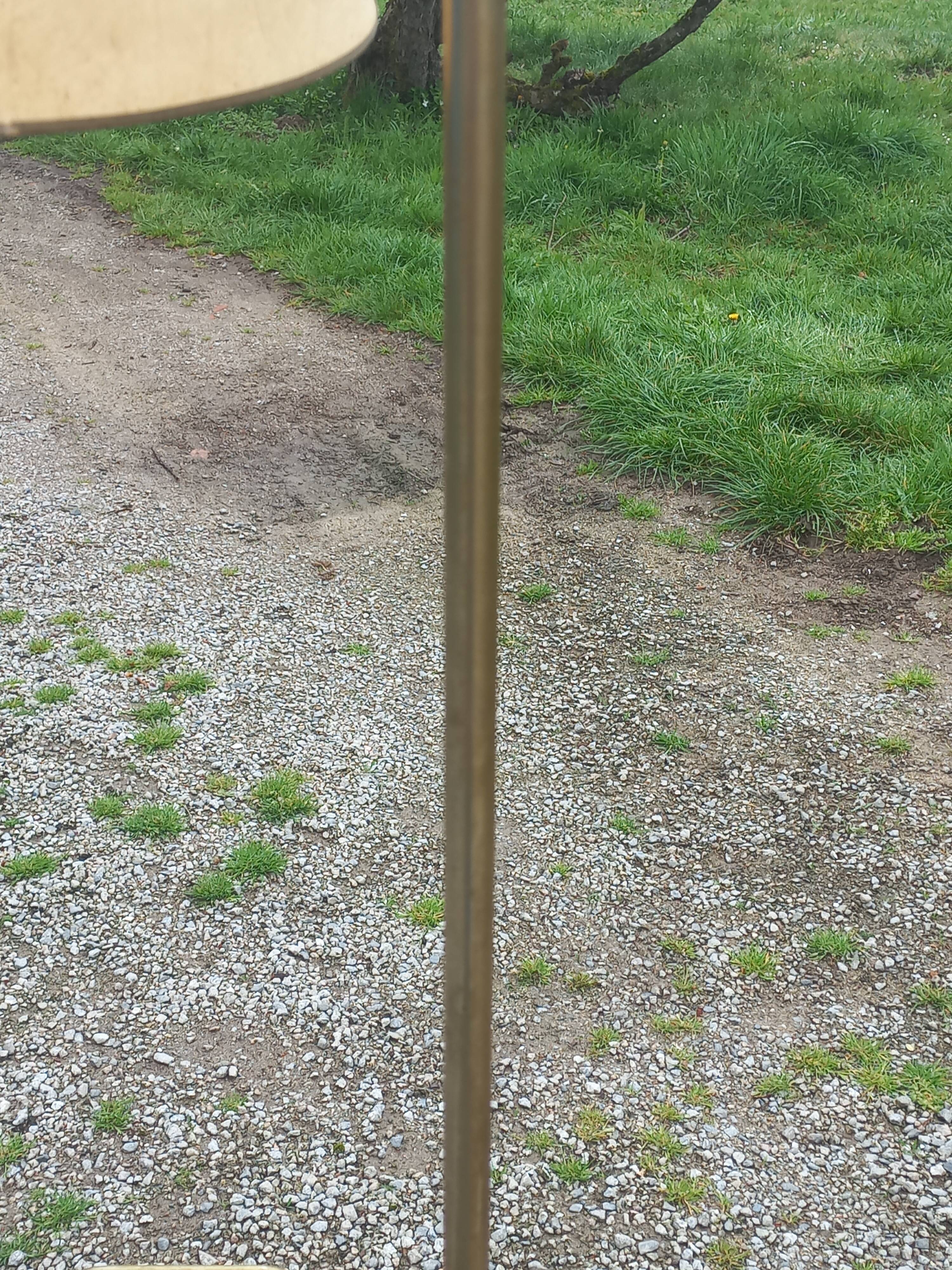 Lampadaire des années 50 en métal doré triple tablettes acajou et métal doré