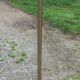 Lampadaire des années 50 en métal doré triple tablettes acajou et métal doré