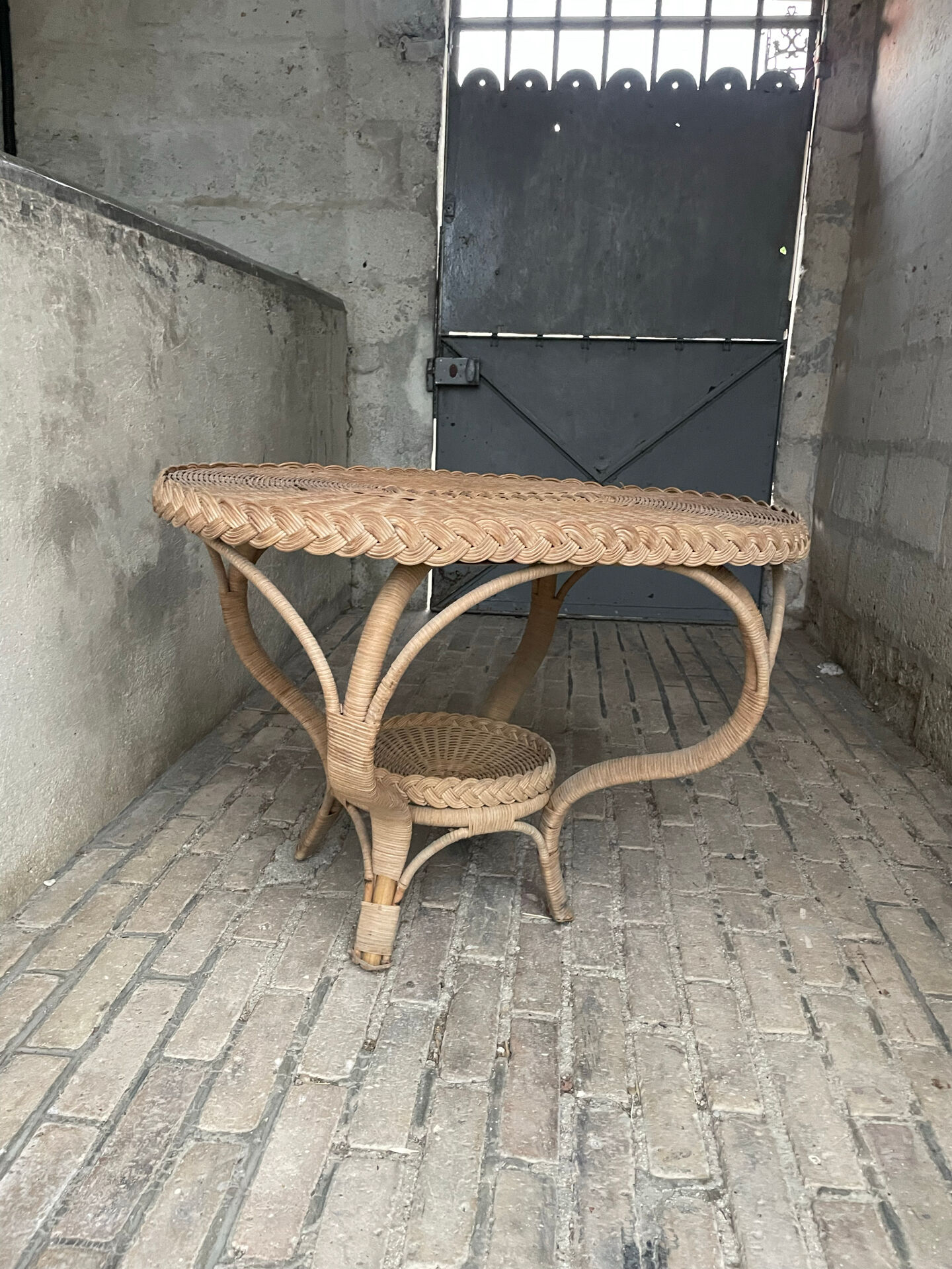 Table d'appoint vintage en rotin et osier tressé
