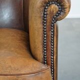 Fauteuil club en cuir de mouton de caractère avec une apparence luxueuse et rustique