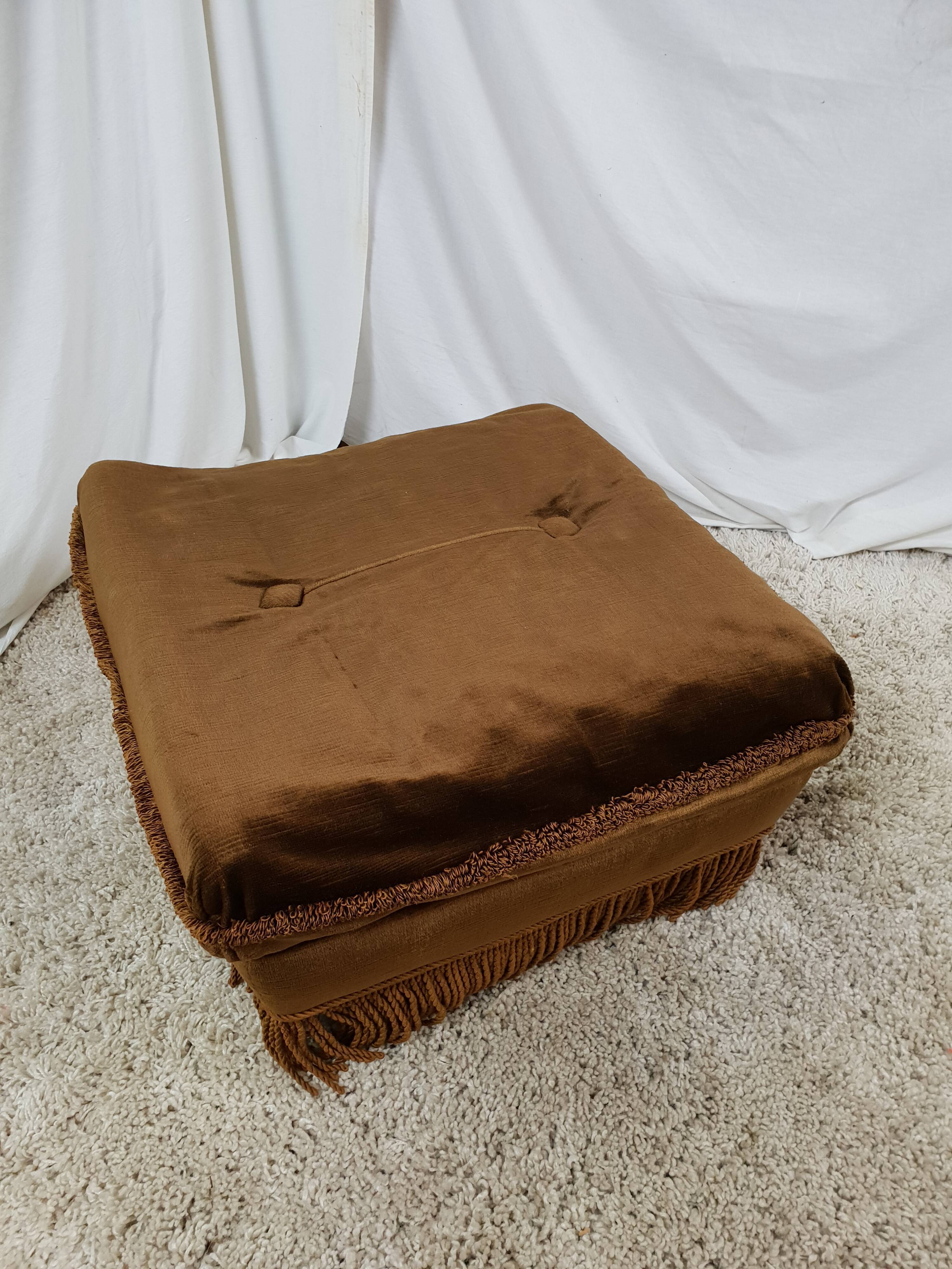 Pouf in green velvet