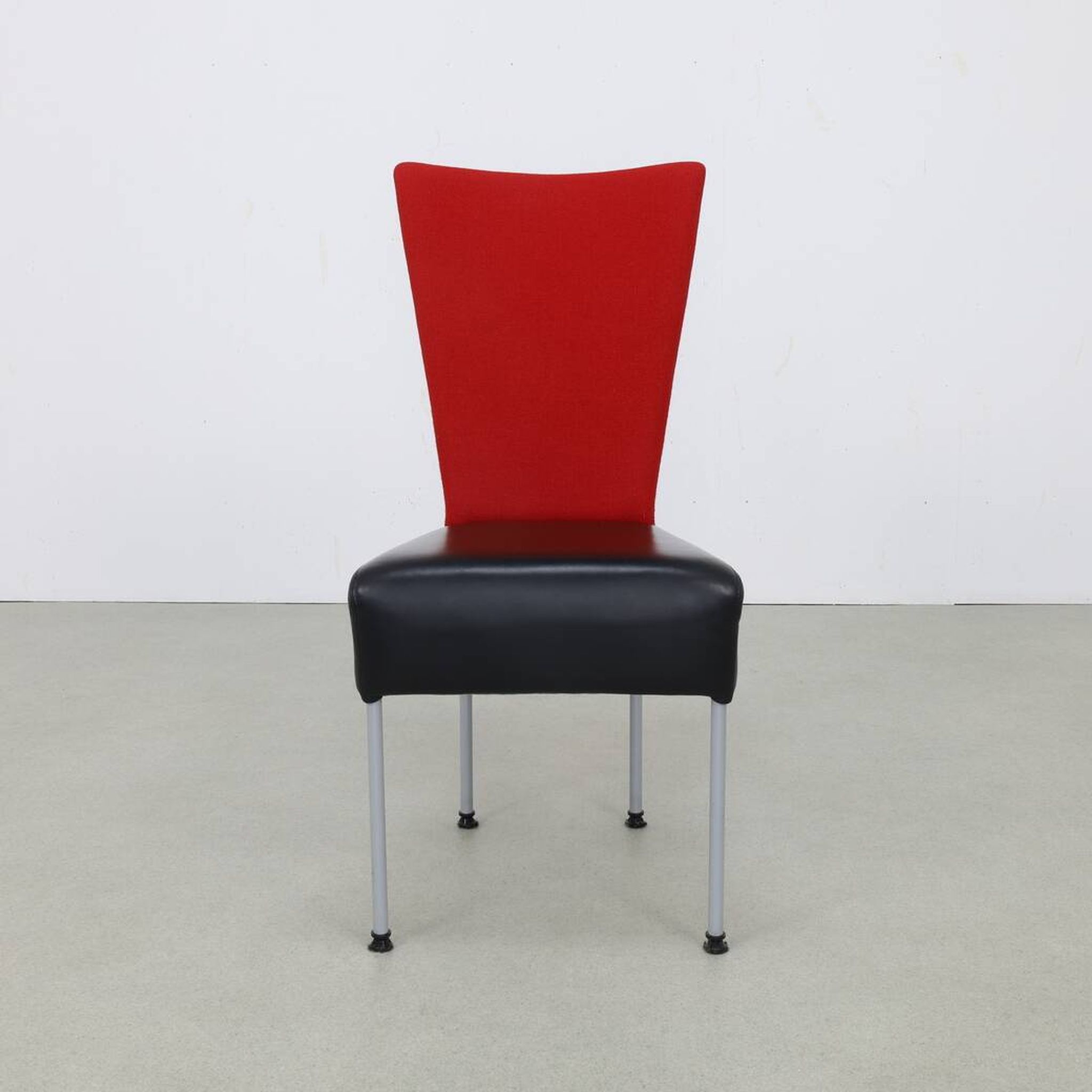 Ensemble de 4 chaises de salle à manger postmodernes bicolores, années 1980