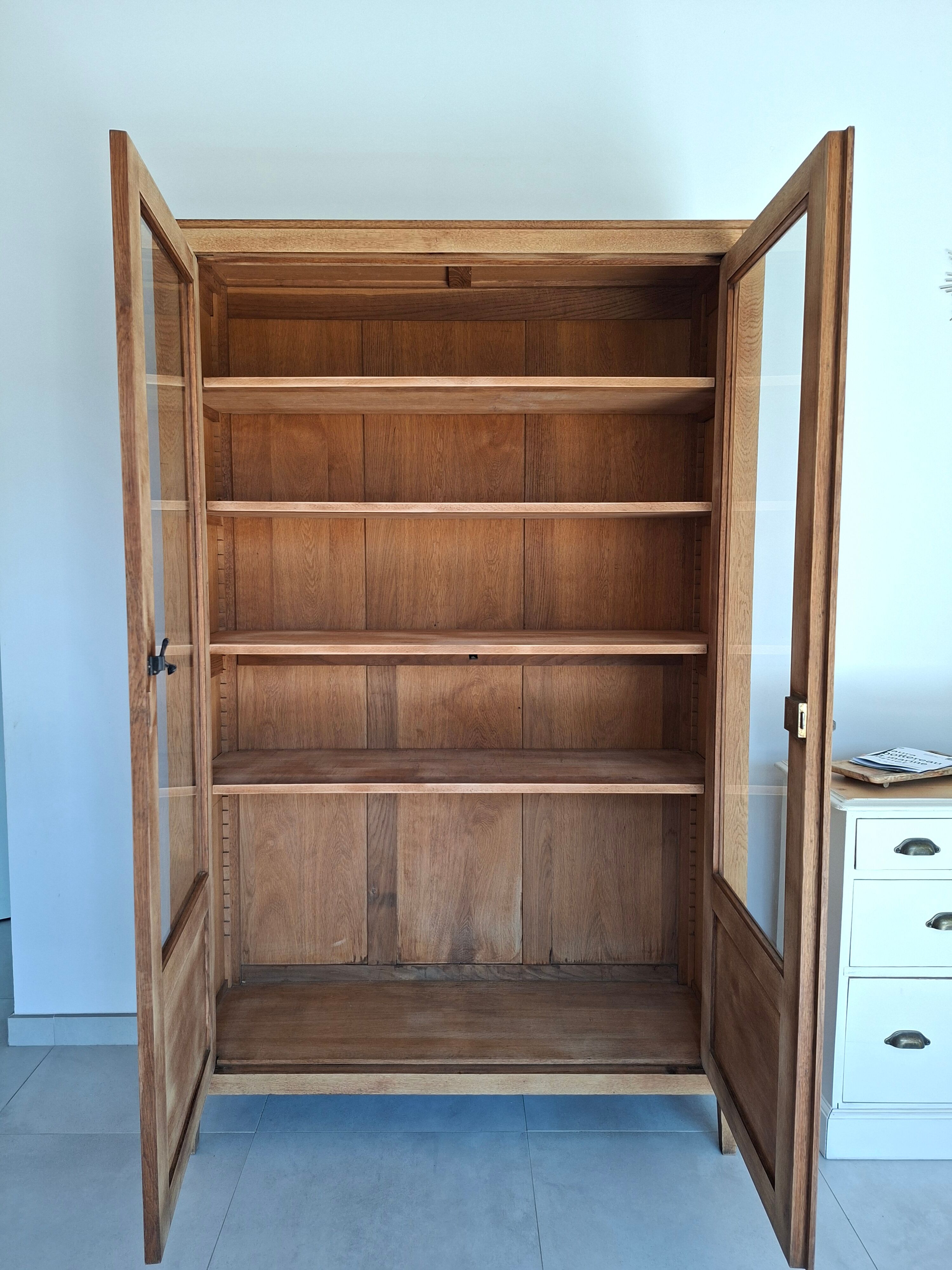 Parisian display cabinet in solid oak