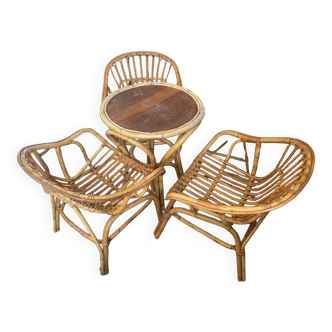 Salon rotin table et trois chaises