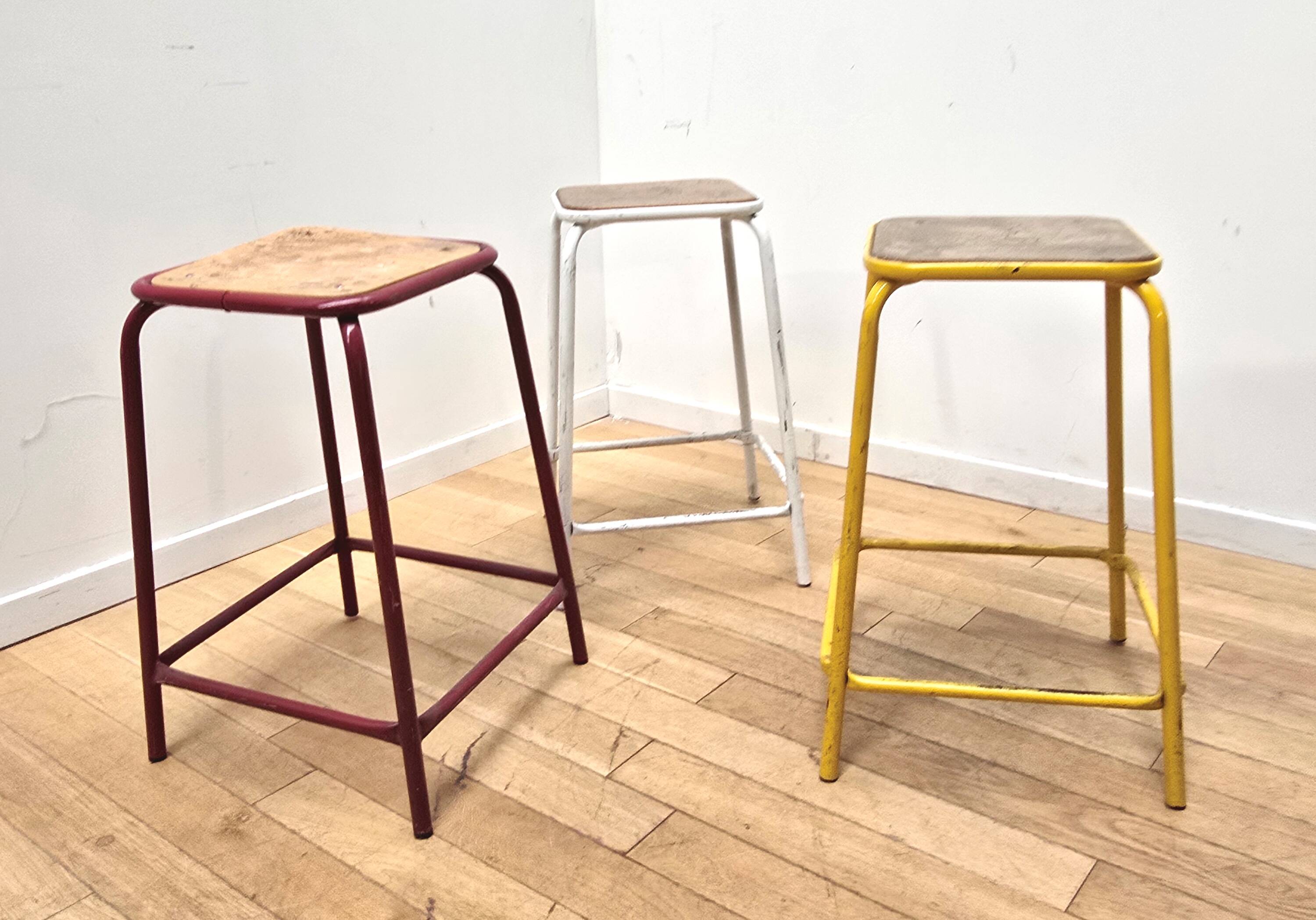 Suite de 3 tabourets industriels