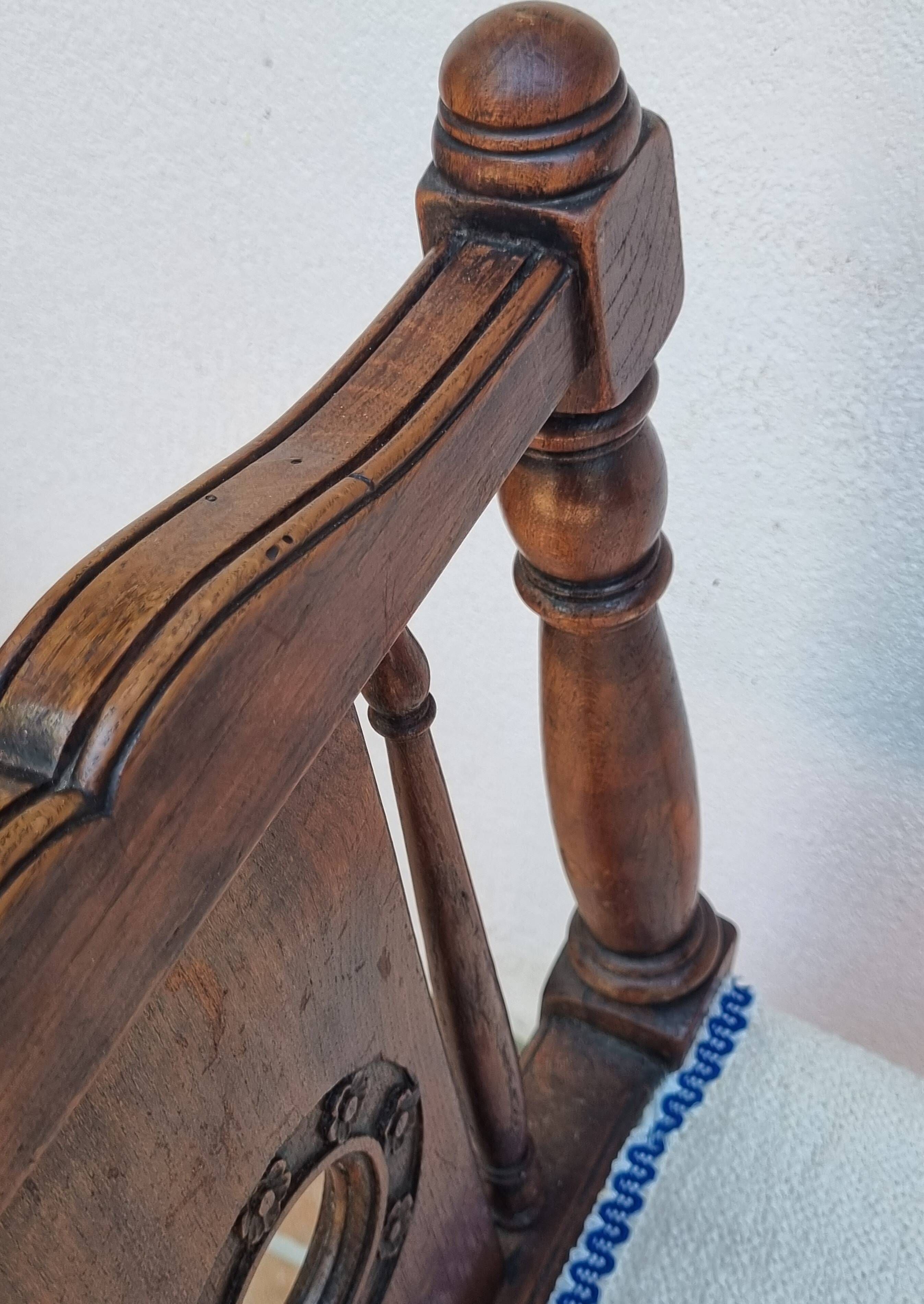 Window bench in carved walnut, late 19th century, renovated seat, 70 cm