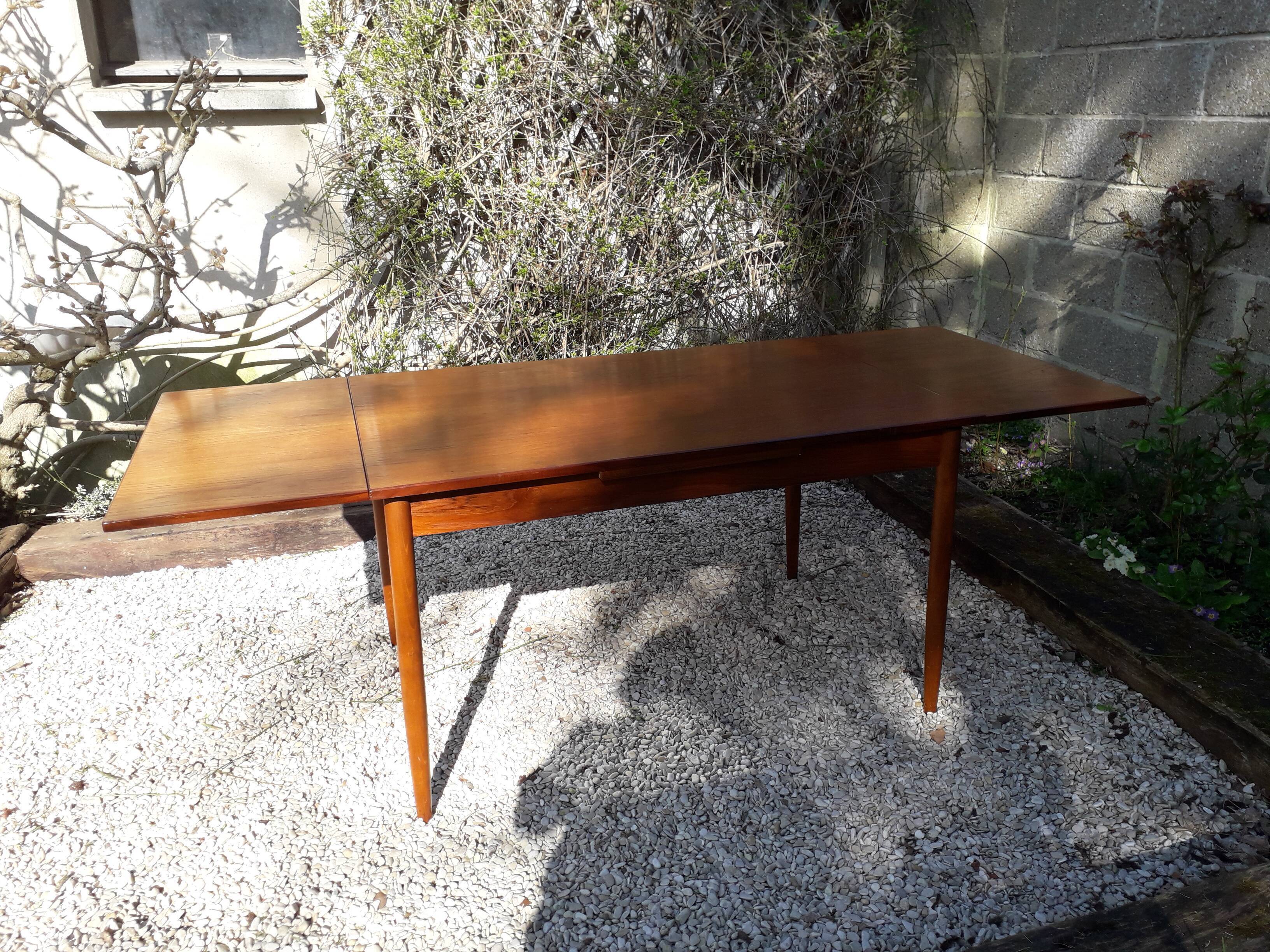 Extendable teak table