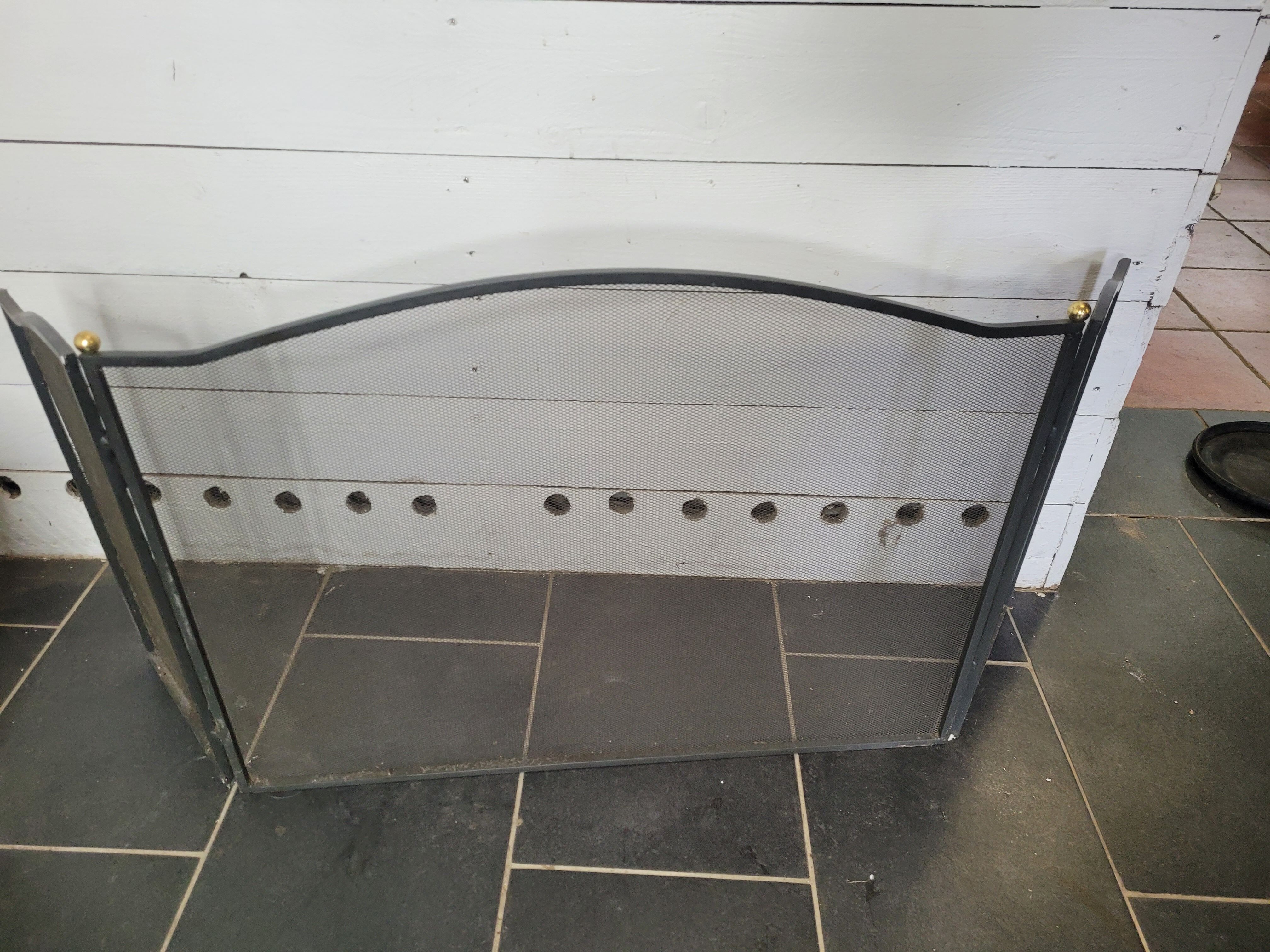 Fire screen with 3 iron leaves and brass ball